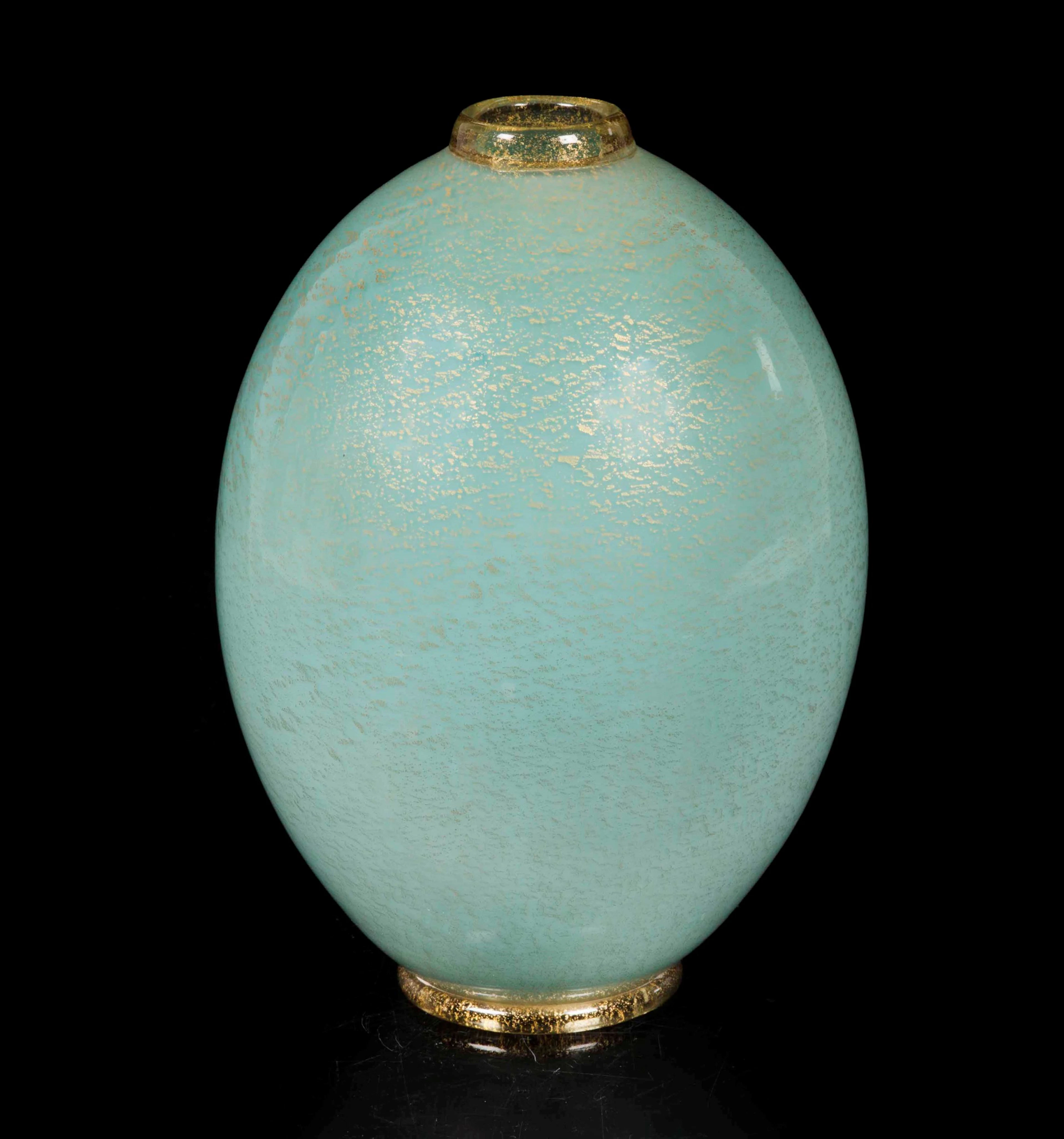 Tomaso Buzzi, Venini, Murano, 1932 ca. A rare egg-shaped vase in cased