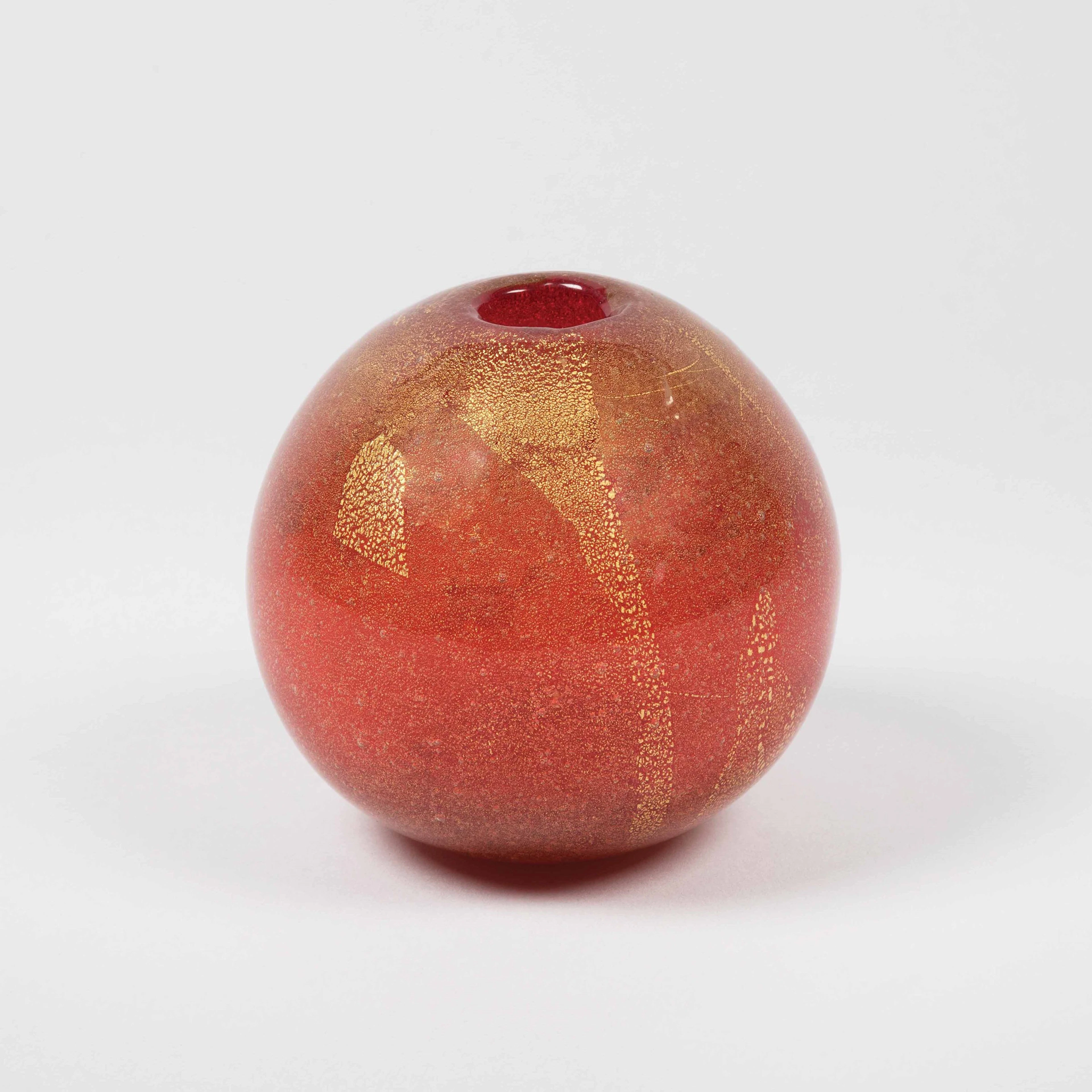 Carlo Scarpa, Venini, Murano, 1936 ca. A spherical vase in red submerged