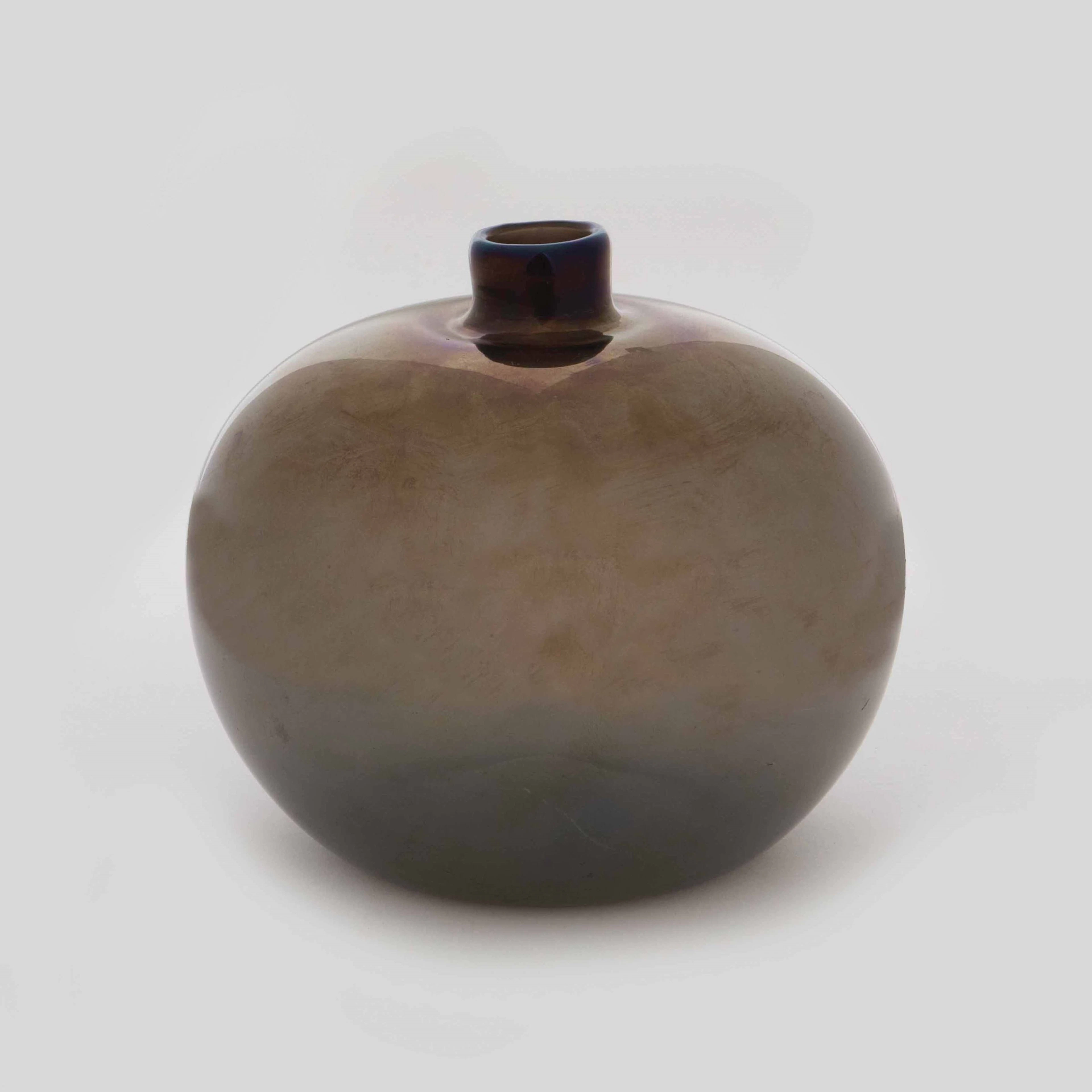 Carlo Scarpa, Venini, Murano, 1940 ca. A blown glass vase, Iridati