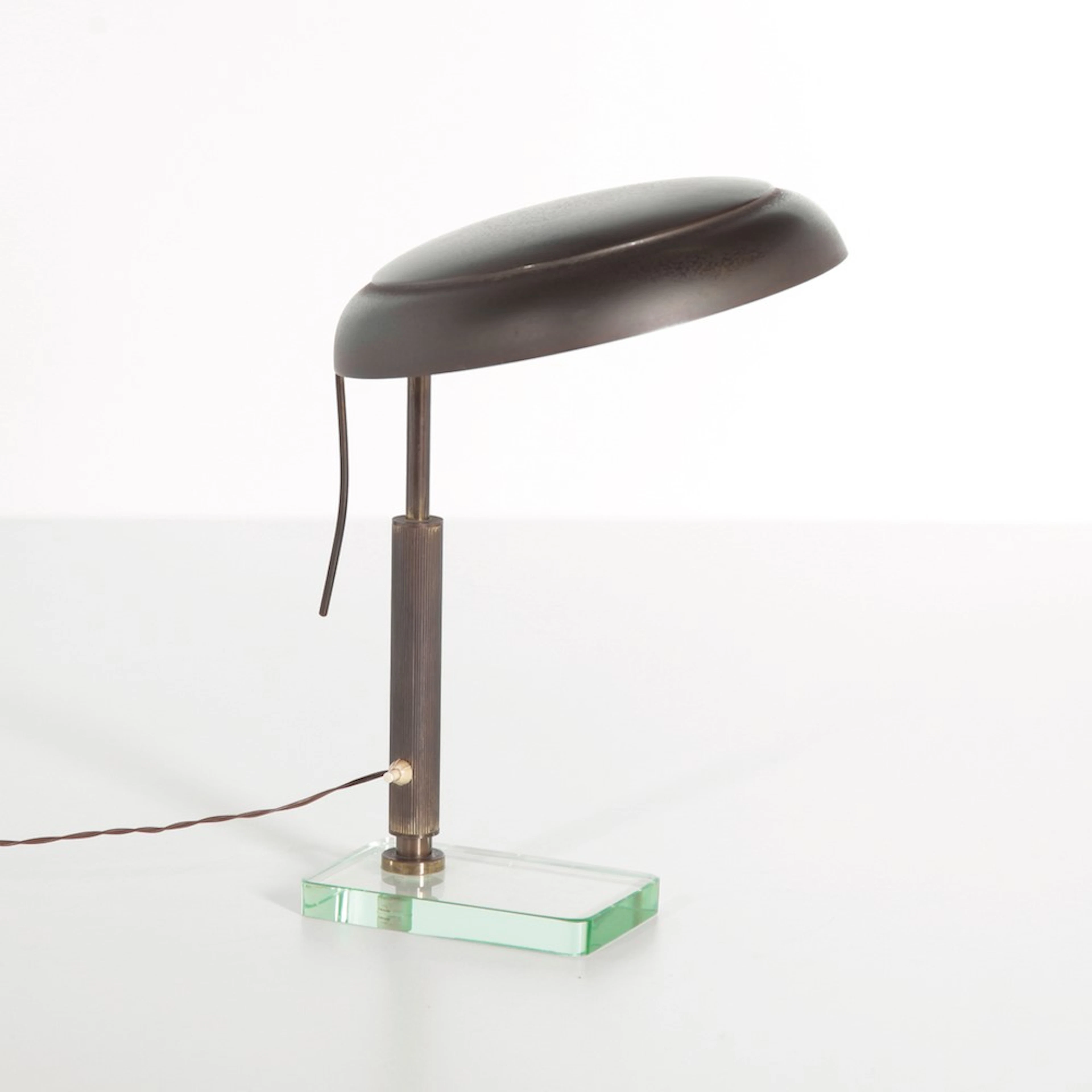 Lampada da tavolo con struttura in ottone filettato e metallo laccato.