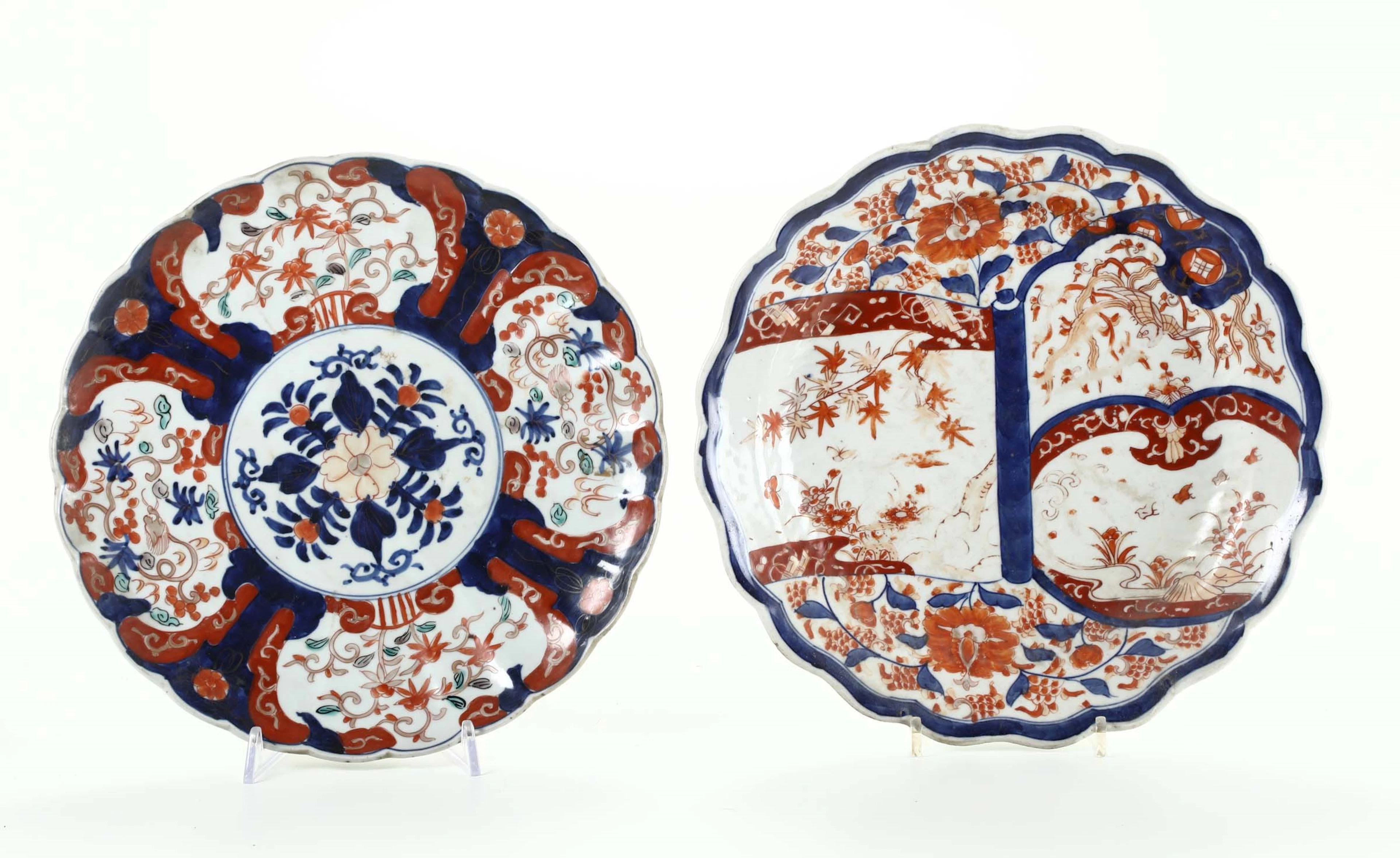 Coppia di piatti in porcellana a decoro Imari, Cina XIX secolo