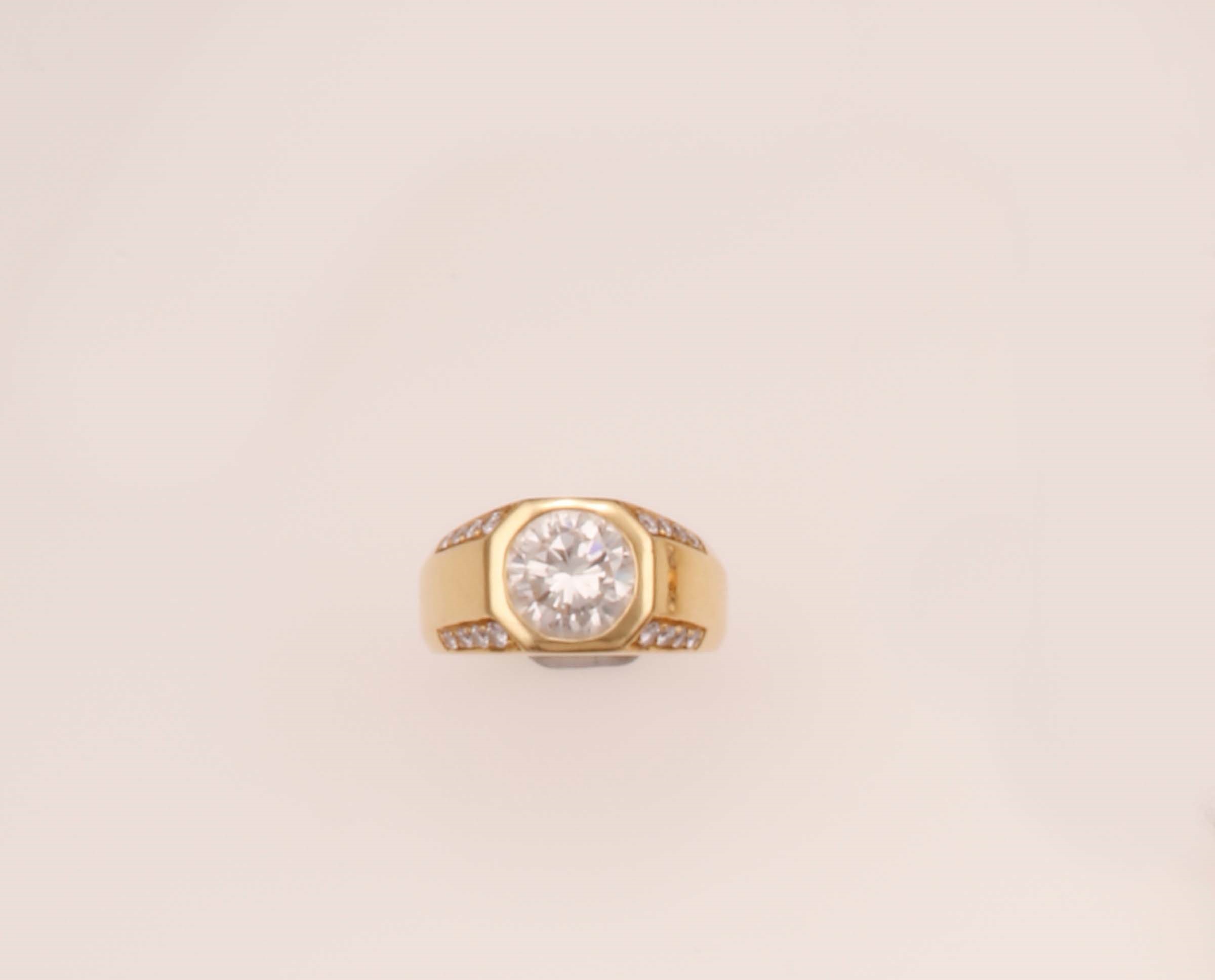 Brilliant-cut diamond weighing 2.467 carats