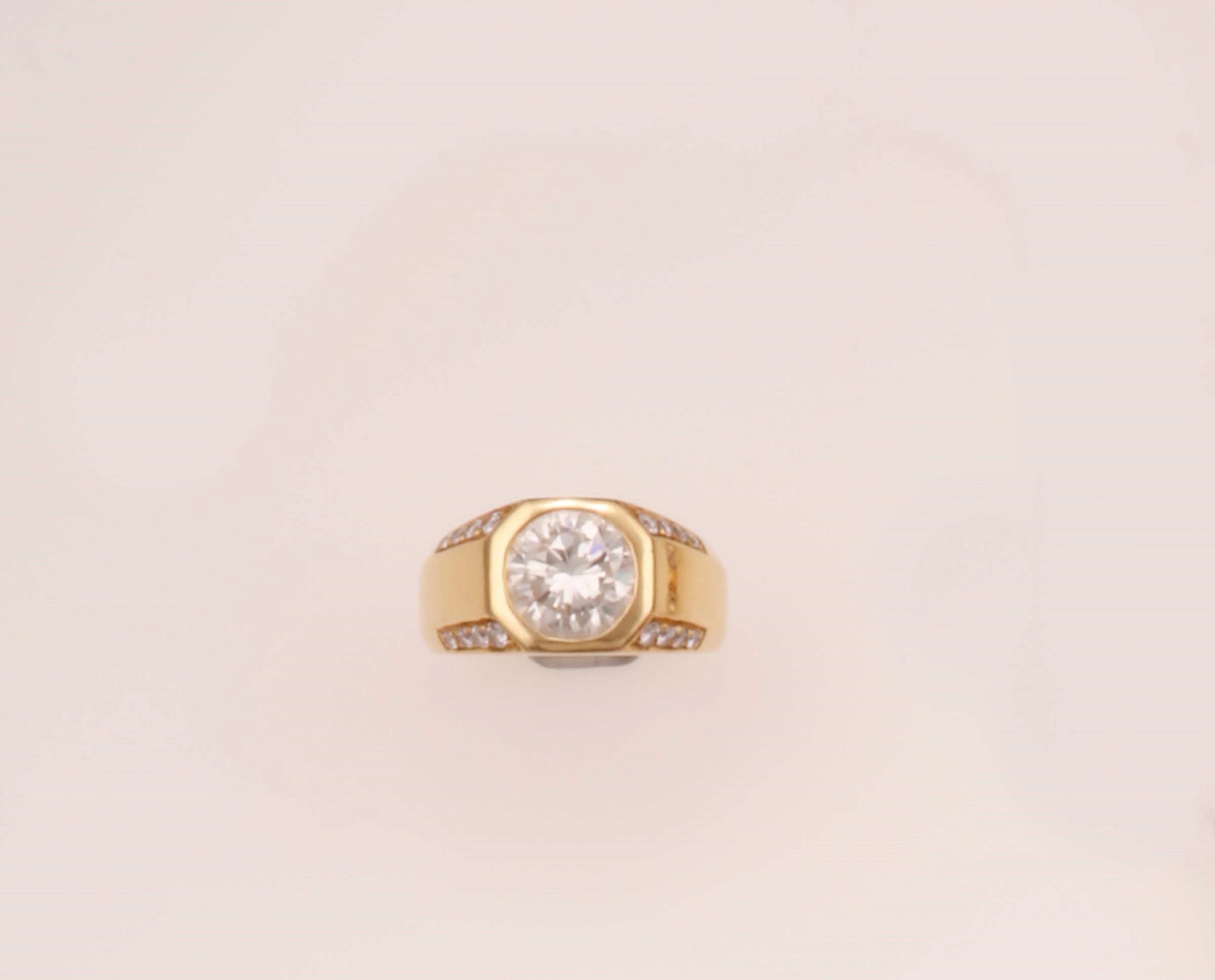 Brilliant-cut diamond weighing 2.467 carats