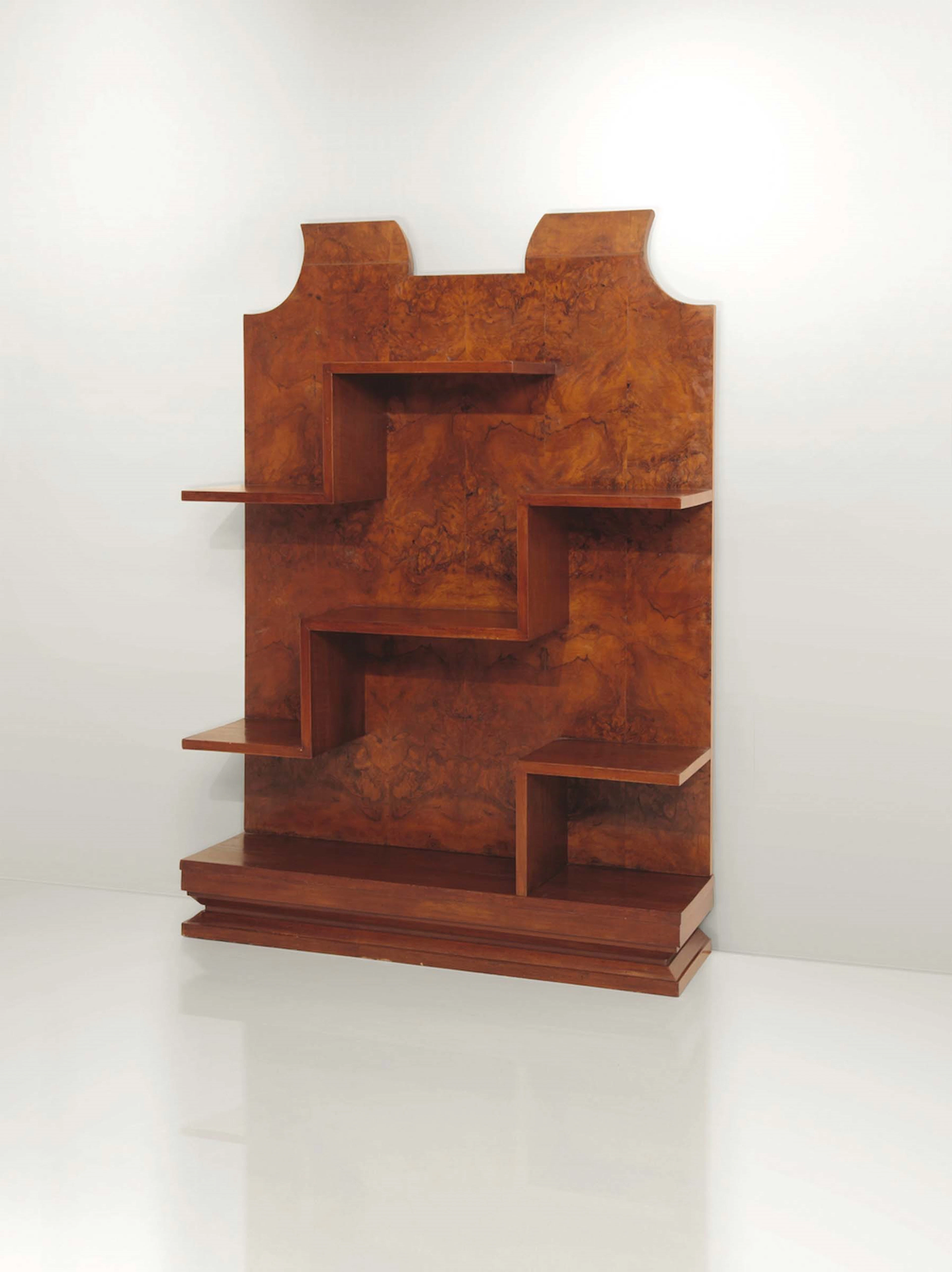 Libreria con struttura in legno e rivestimenti in radica.