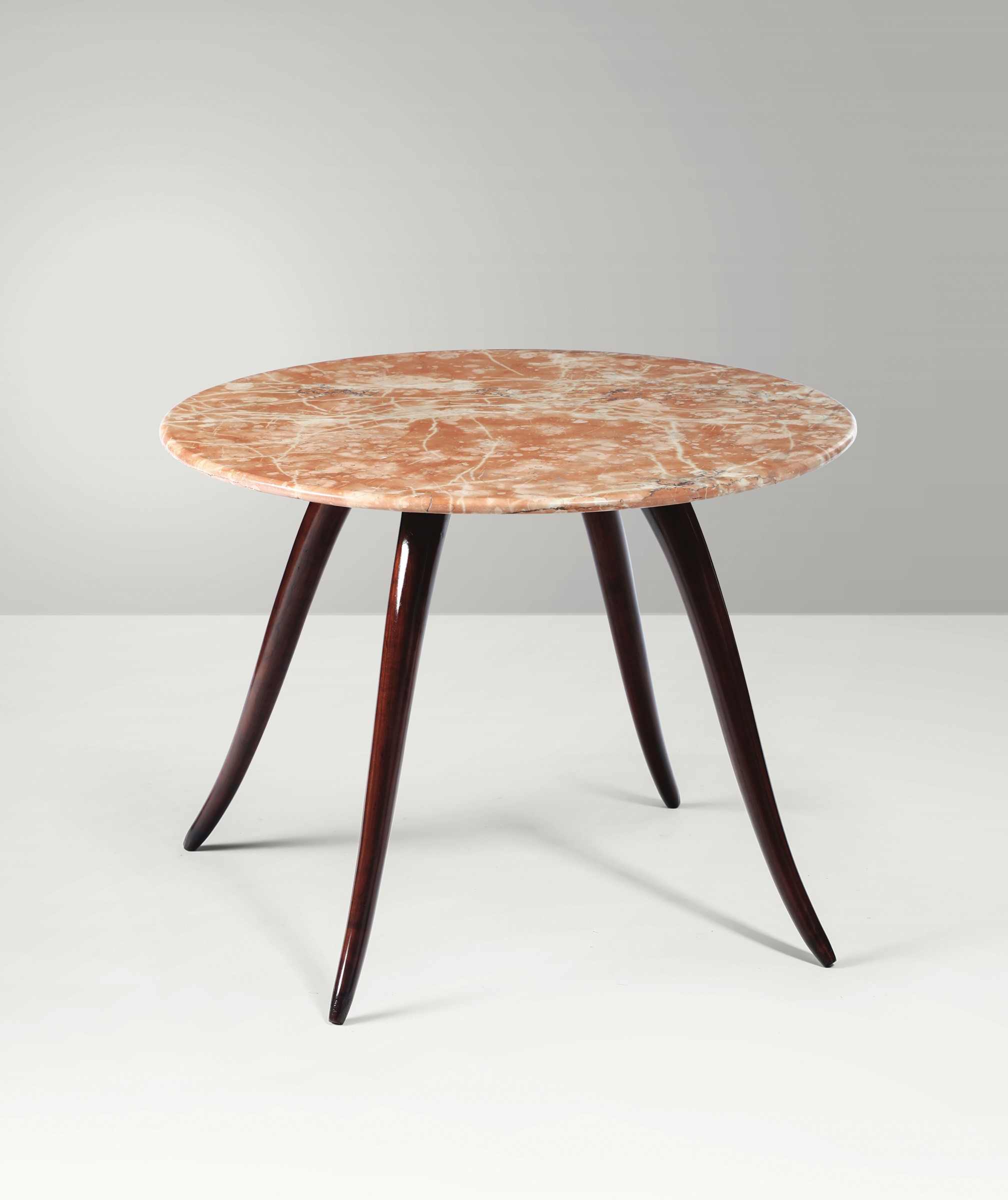 Tavolo basso con struttura in legno e piano in marmo.