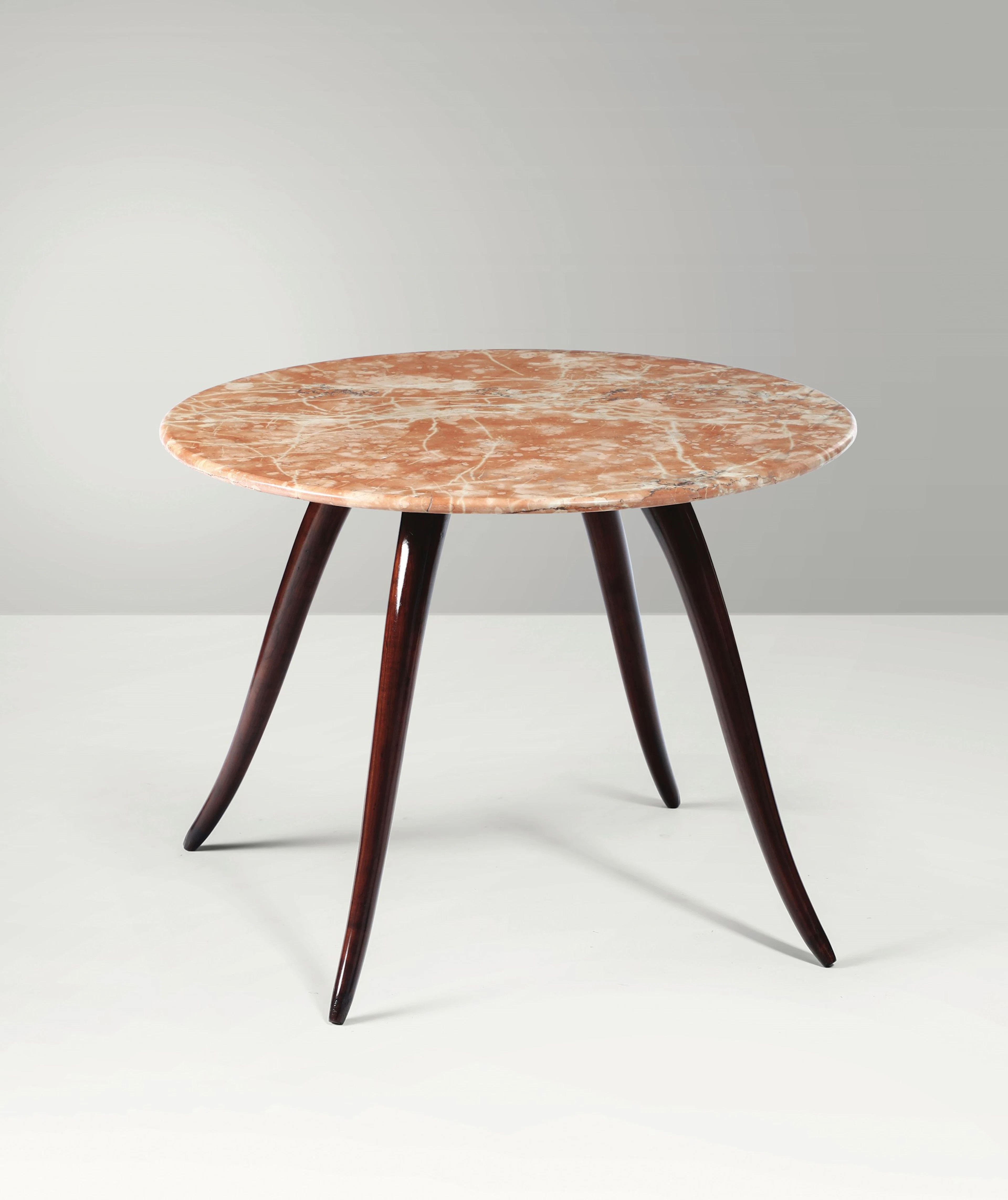 Tavolo basso con struttura in legno e piano in marmo.
