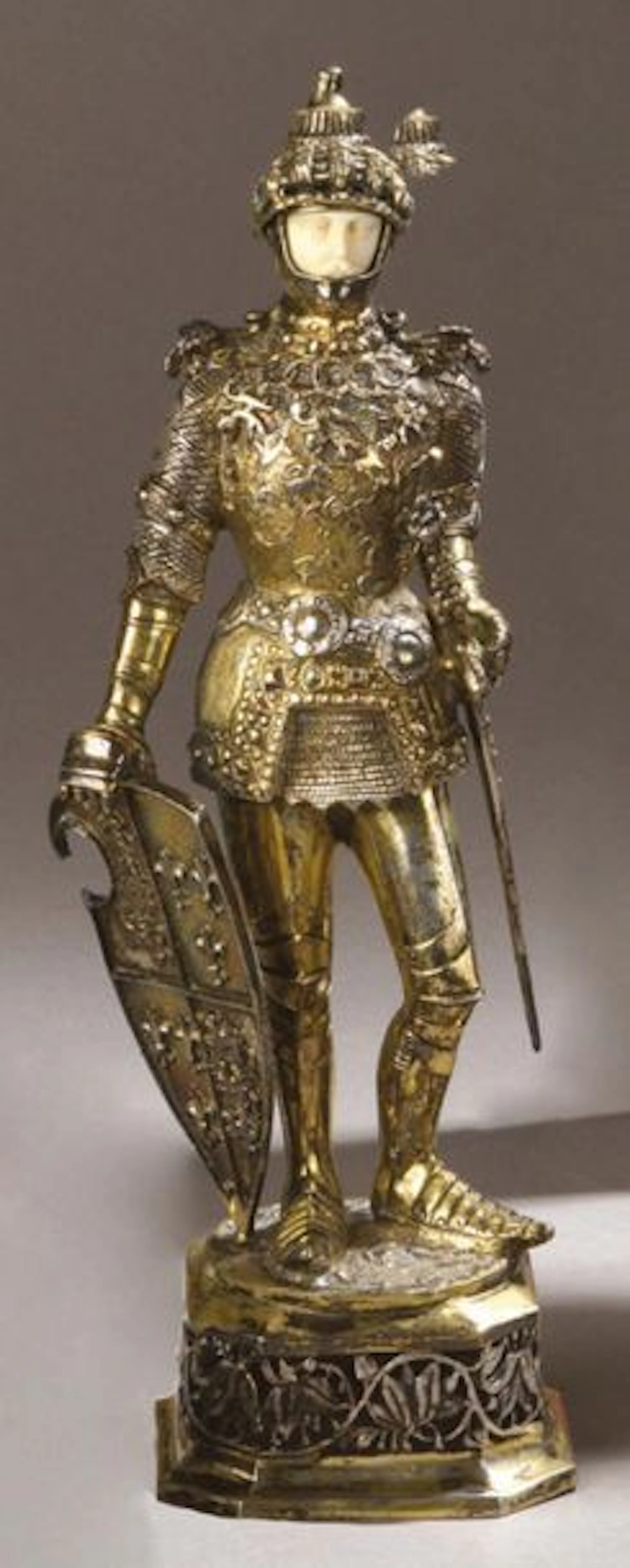 CHEVALIER en armure en vermeil, debout tenant... - Lot 302 - Brissonneau