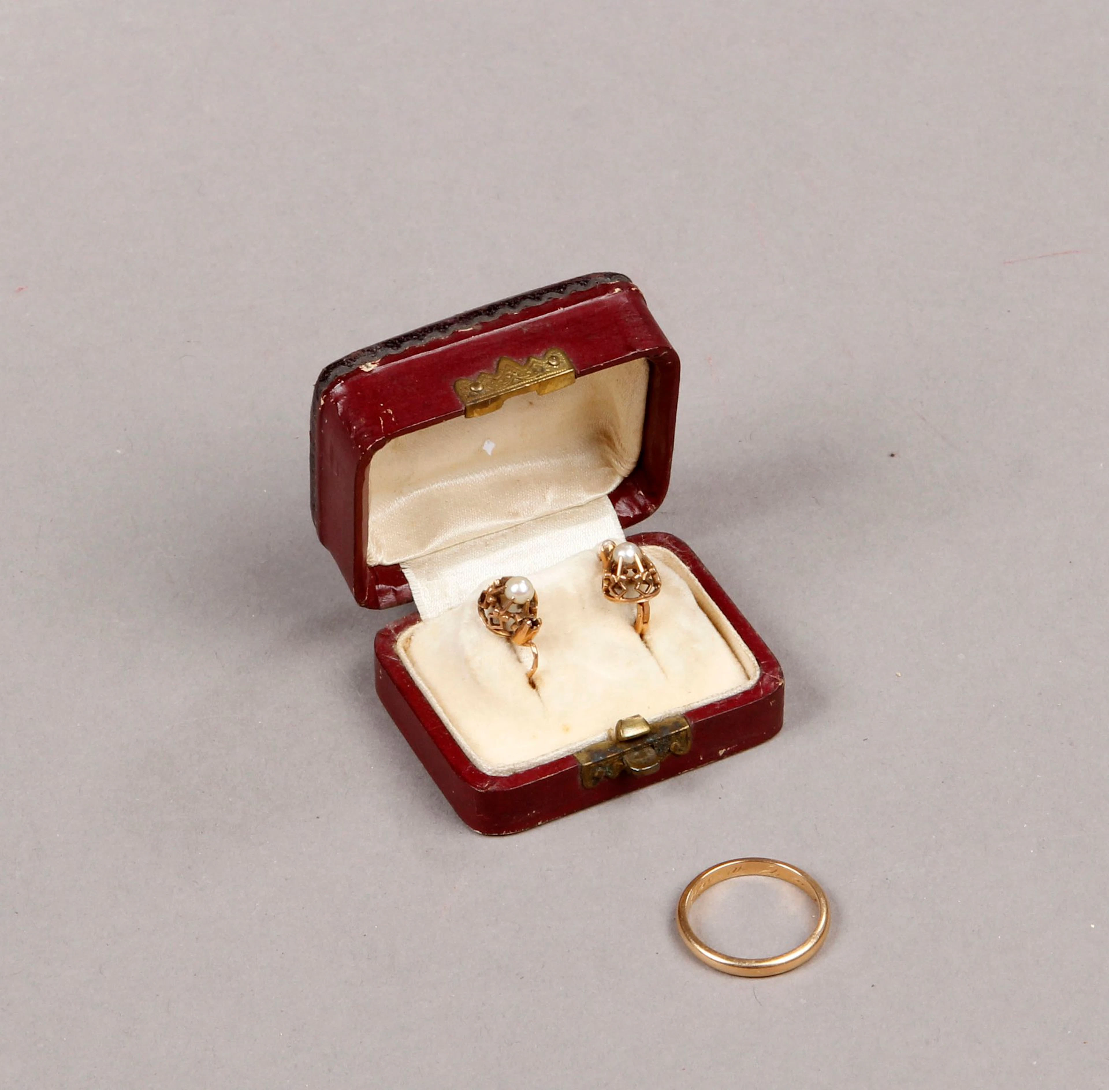 Paire de BOUCLES D'OREILLE en or jaune, ornées... - Lot 233 - Brissonneau