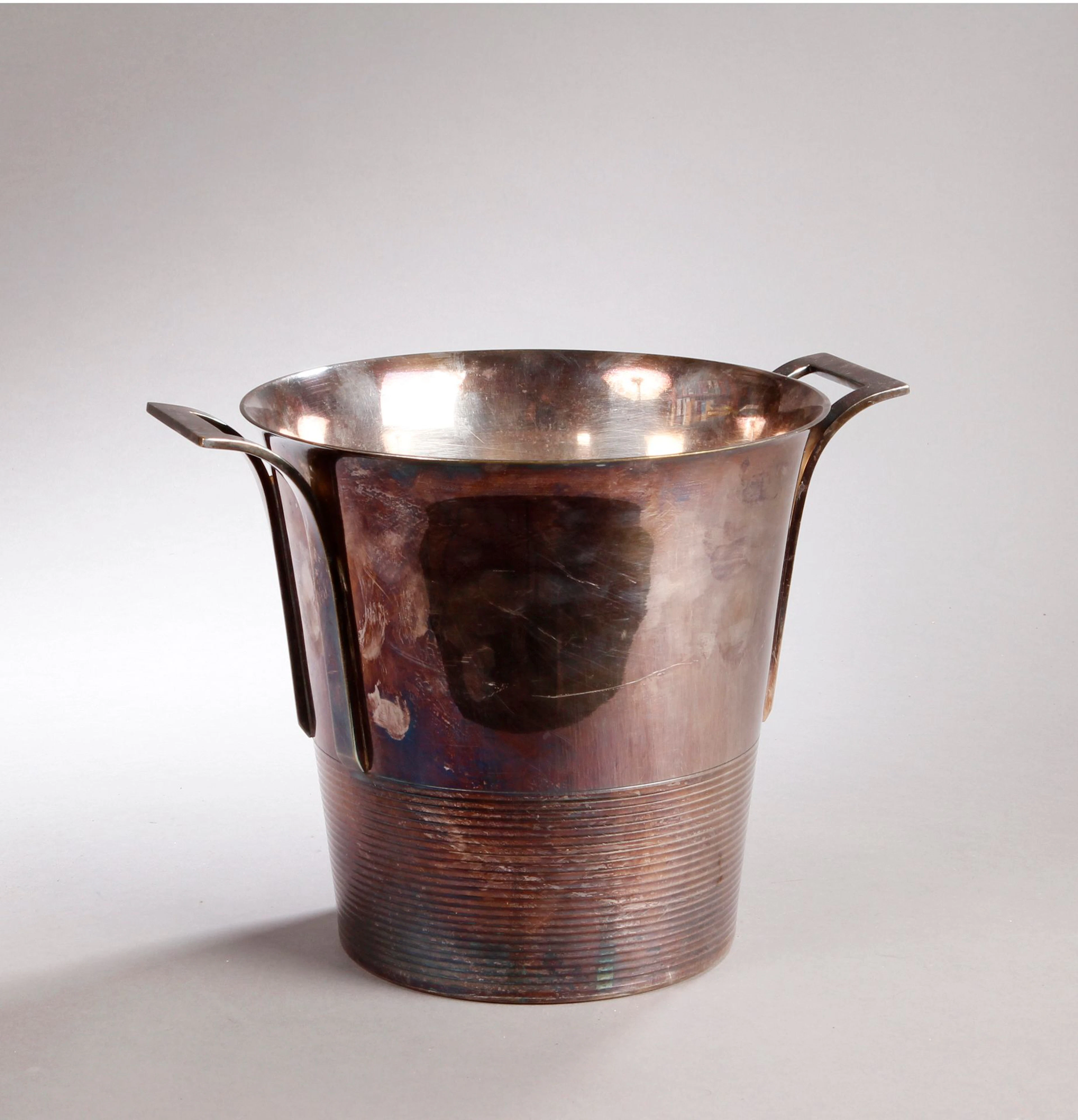 SEAU À GLACE en métal argenté, base striée,... - Lot 275 - Brissonneau