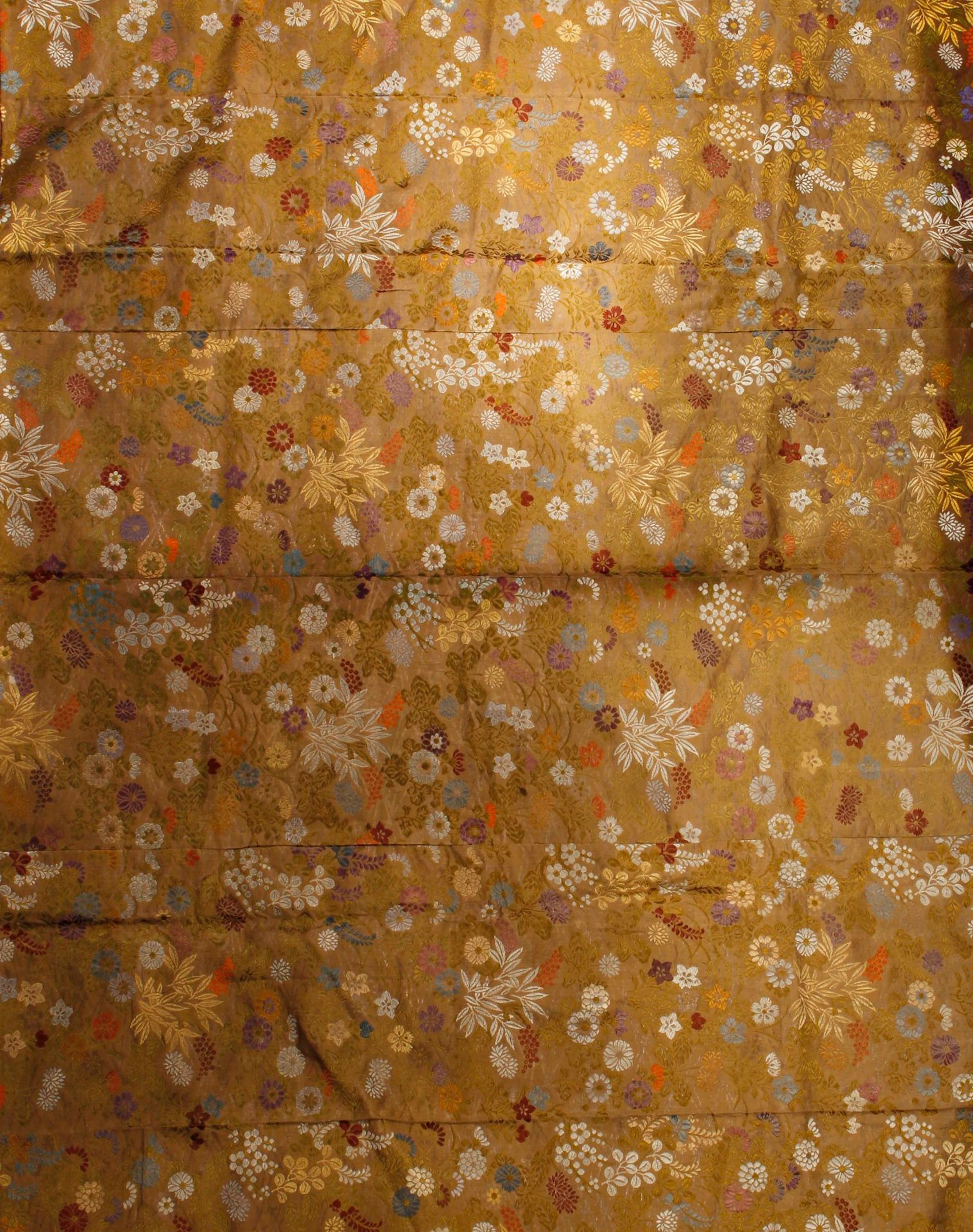 Elément de MANTEAU de soie à décor polychrome... - Lot 153 - Brissonneau