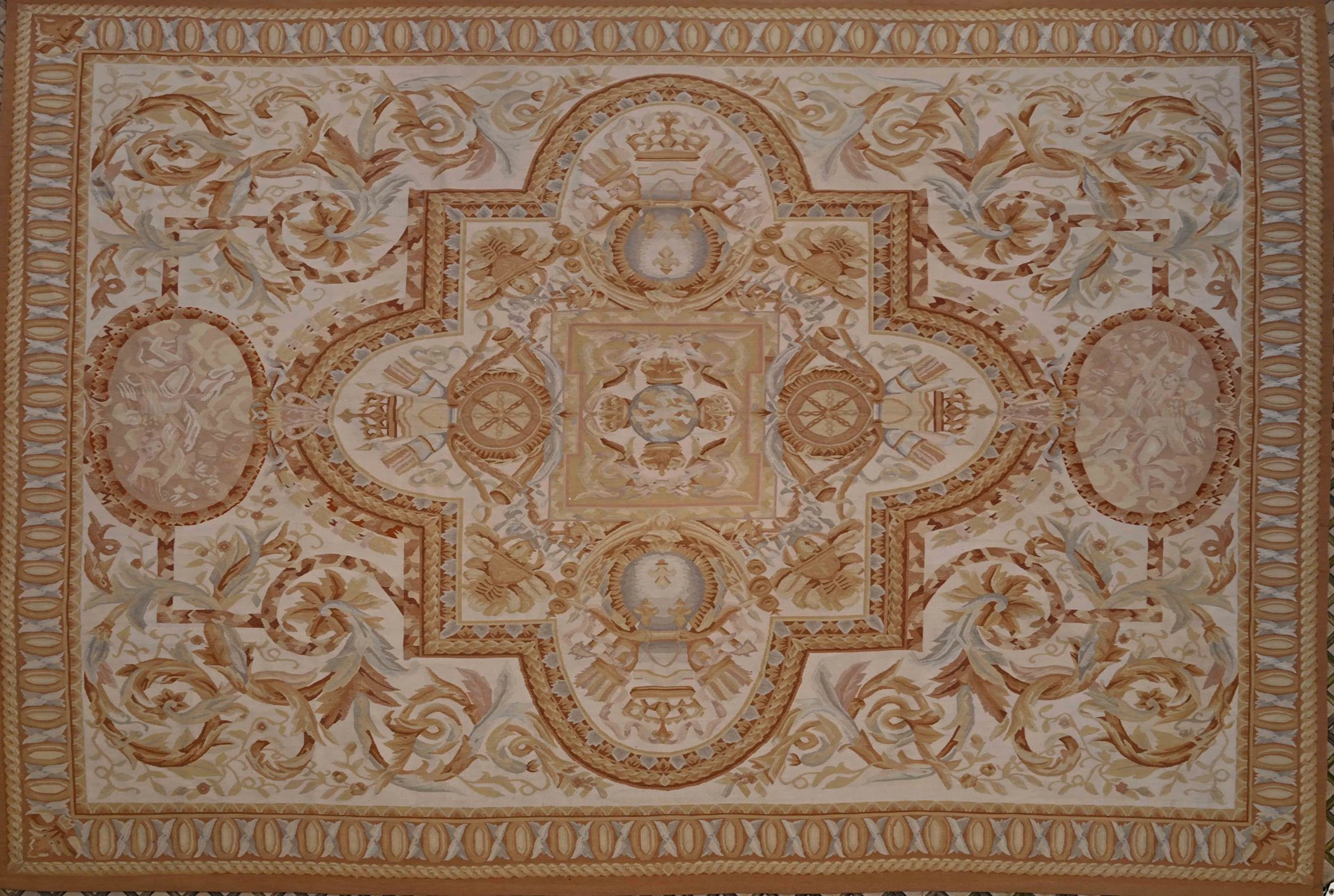TAPIS à médaillon central polylobé à décor de fleurs de lys - Lot 262