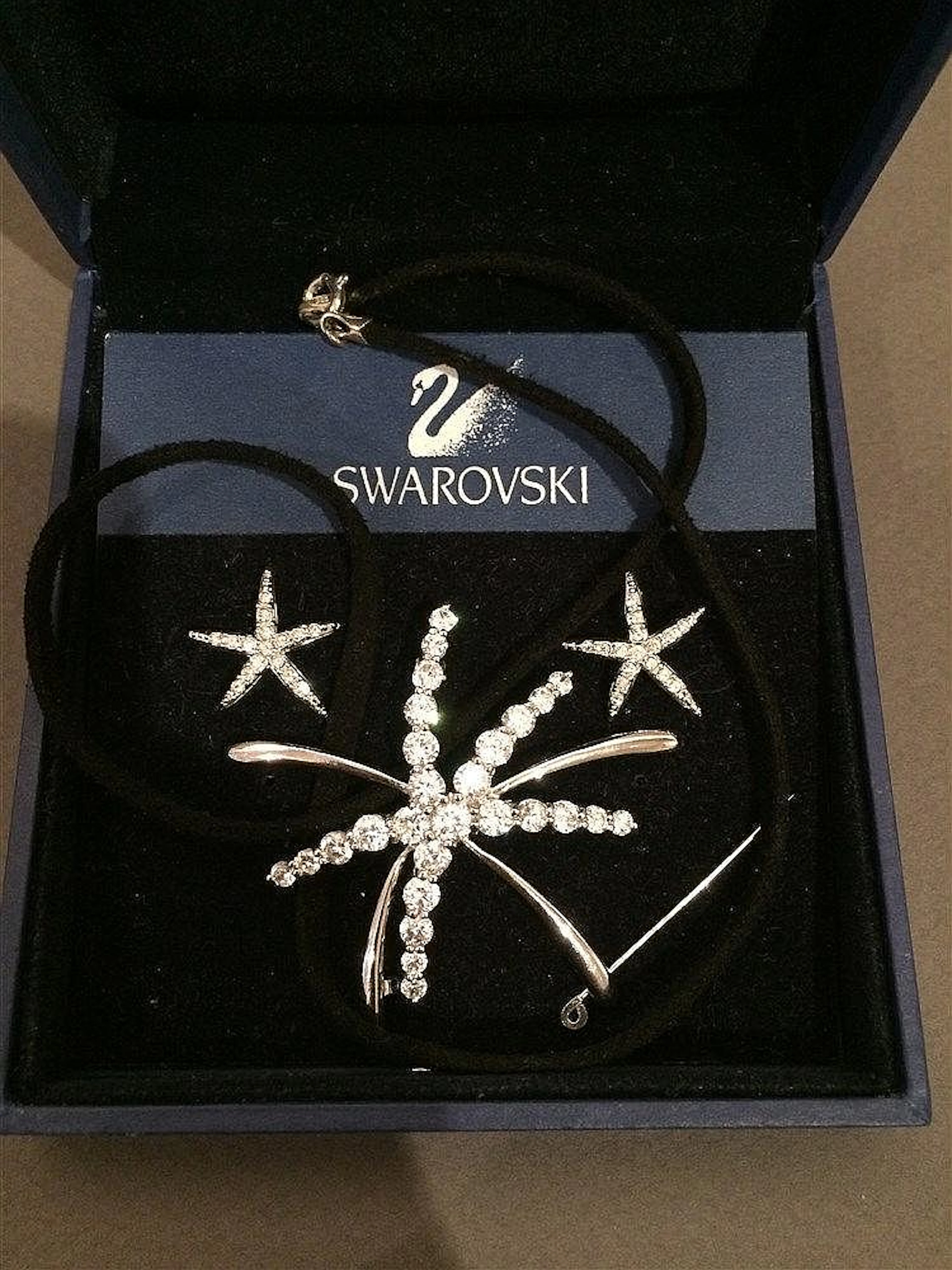 SWAROVSKI Broche formant pendentif en argent et strass et deux