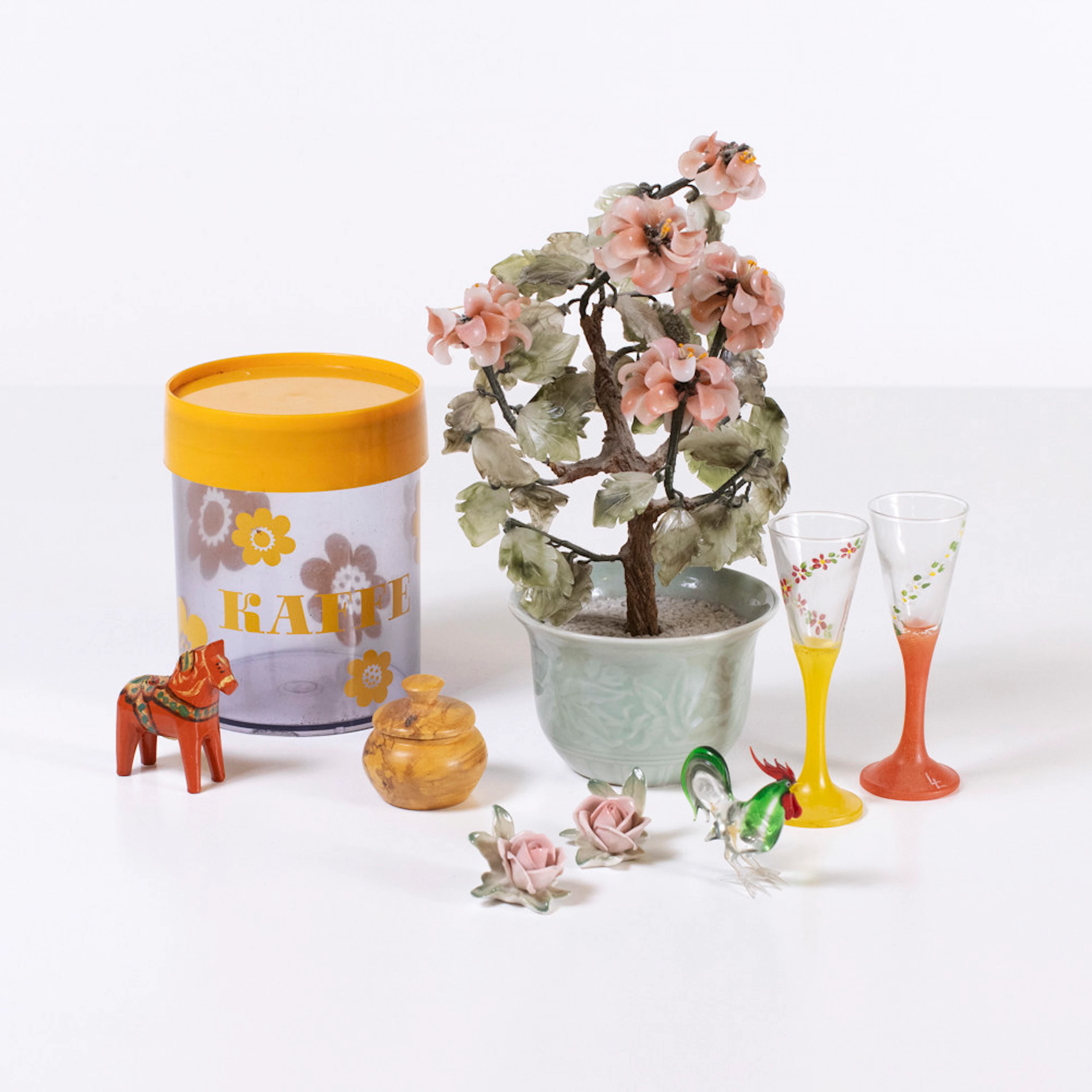 Prydnadsföremål, Dalahäst, retro plastburk, 9 delar, bl. a. Karl Ens