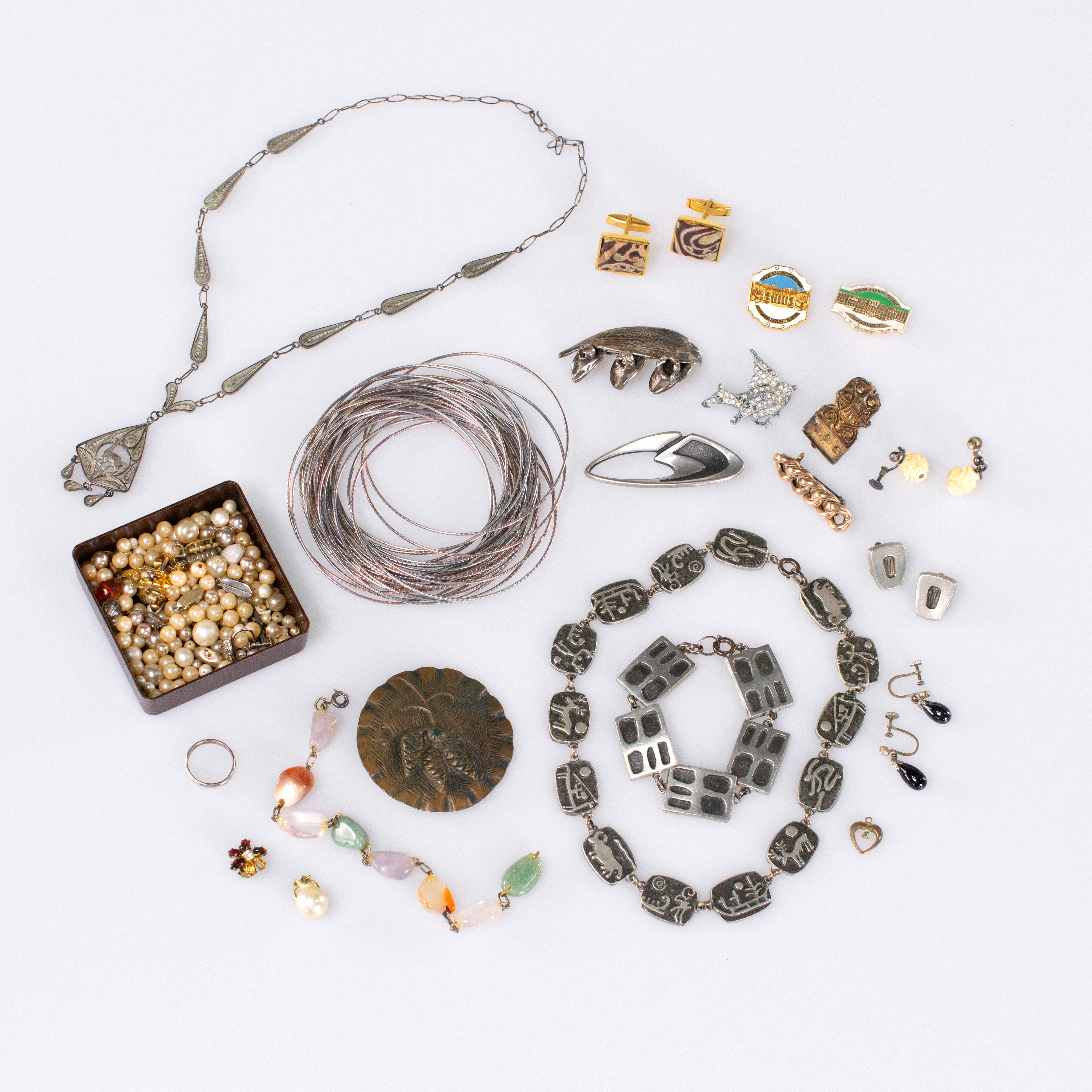 Diverse smycken, broscher, armband, m.m.