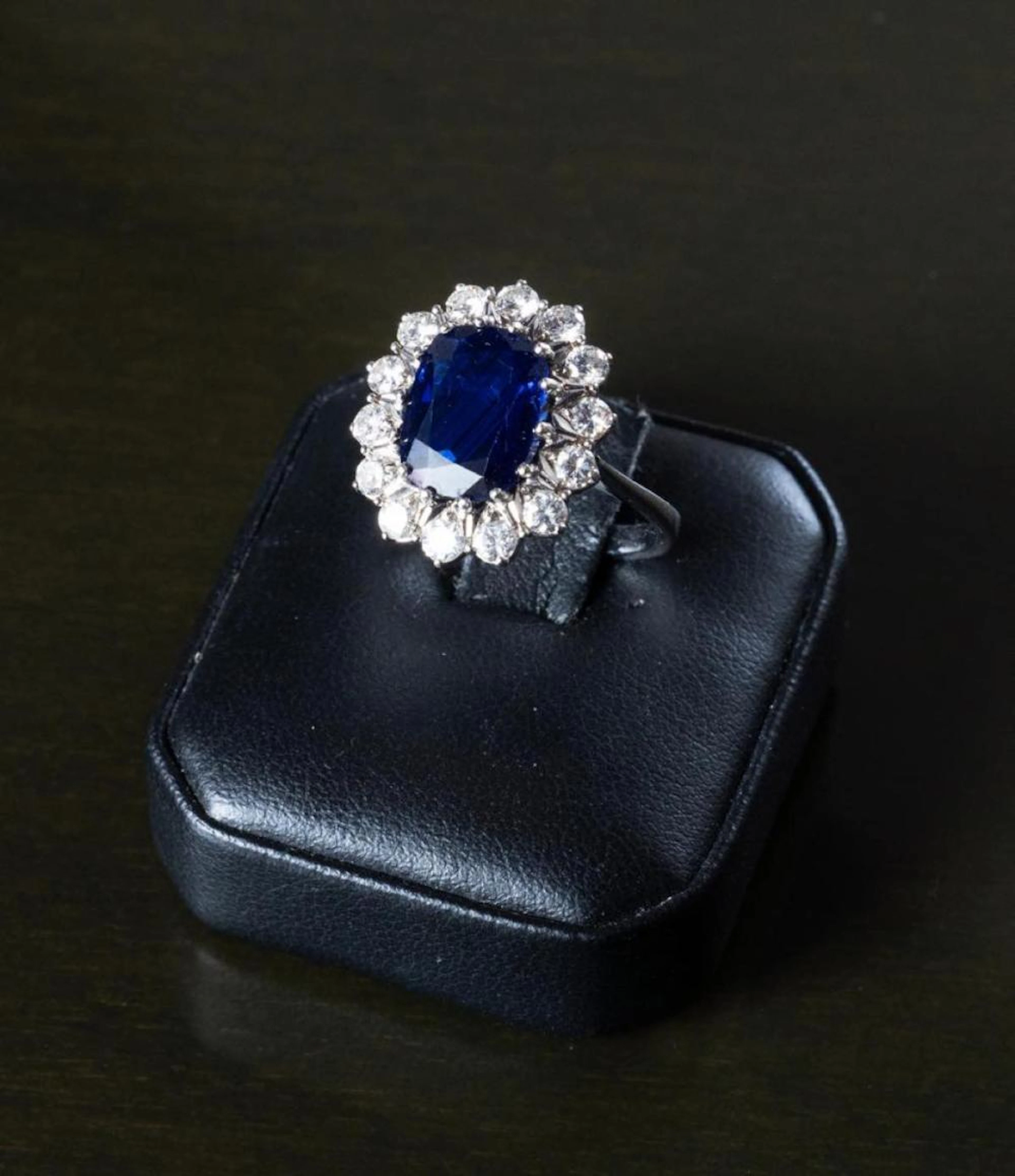 Anello a margherita in oro bianco 18kt con zaffiro 4.06ct, Anni ?60.