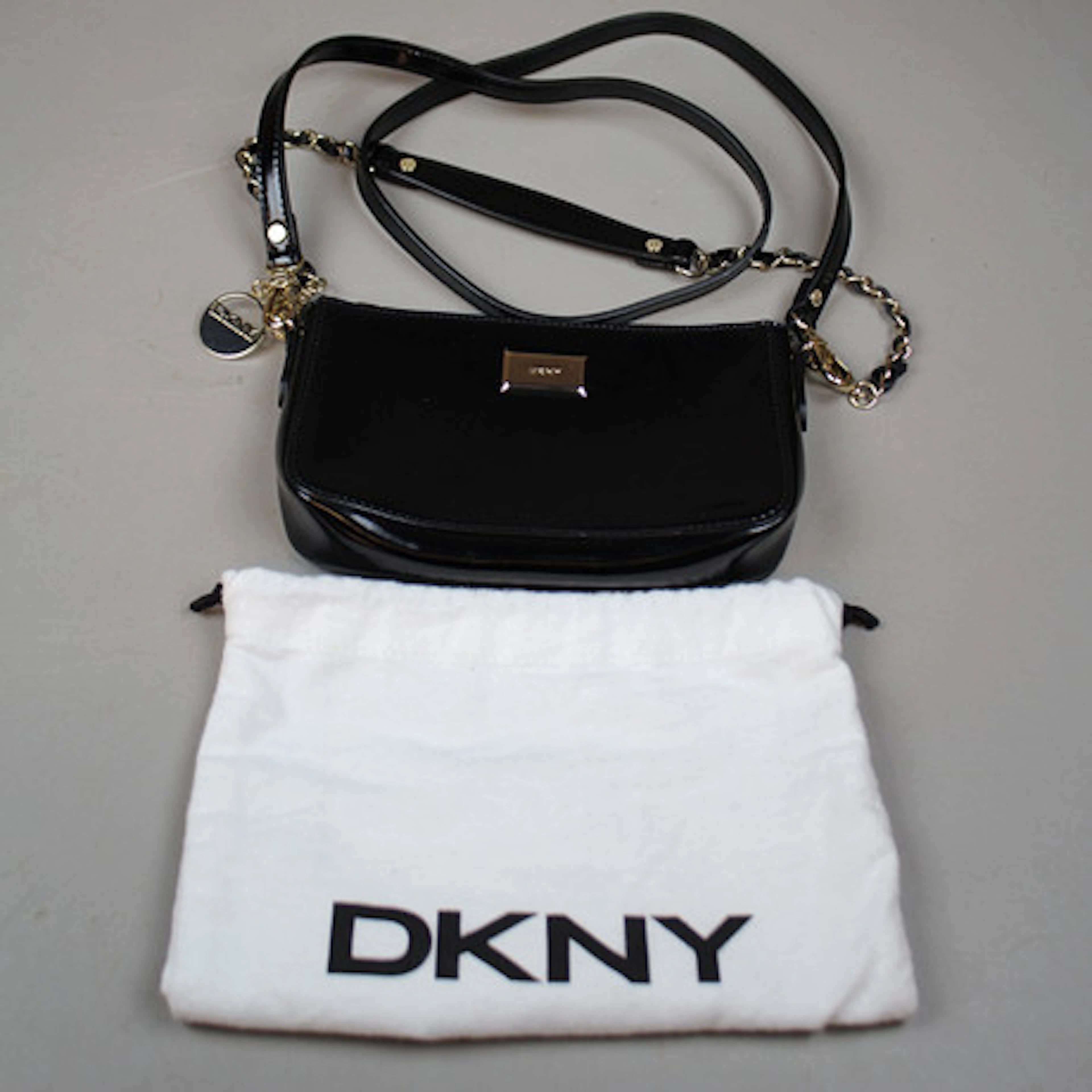 VÄSKA DKNY med axelrem och dustbag.