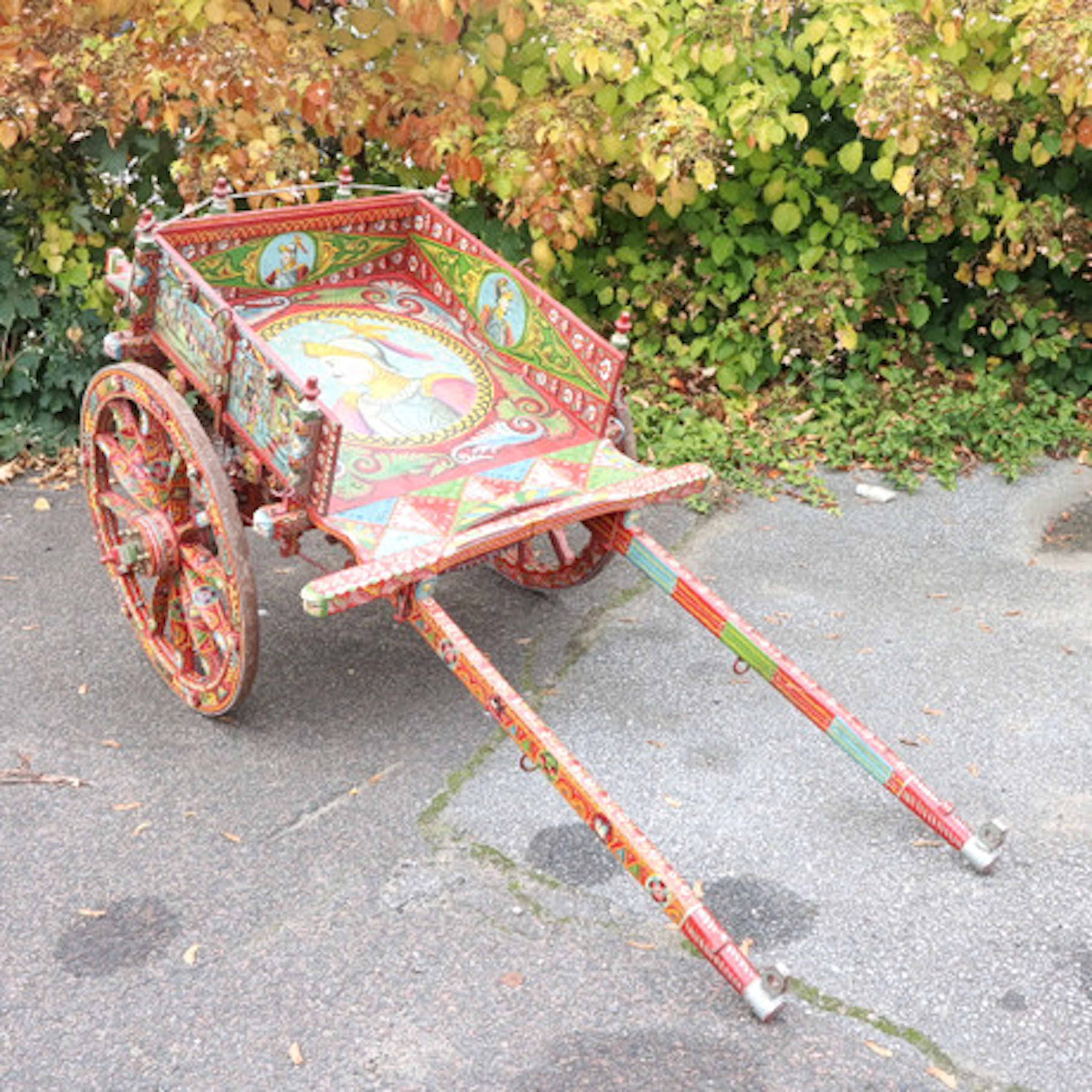 PONNYVAGN med rikligt målad dekor.