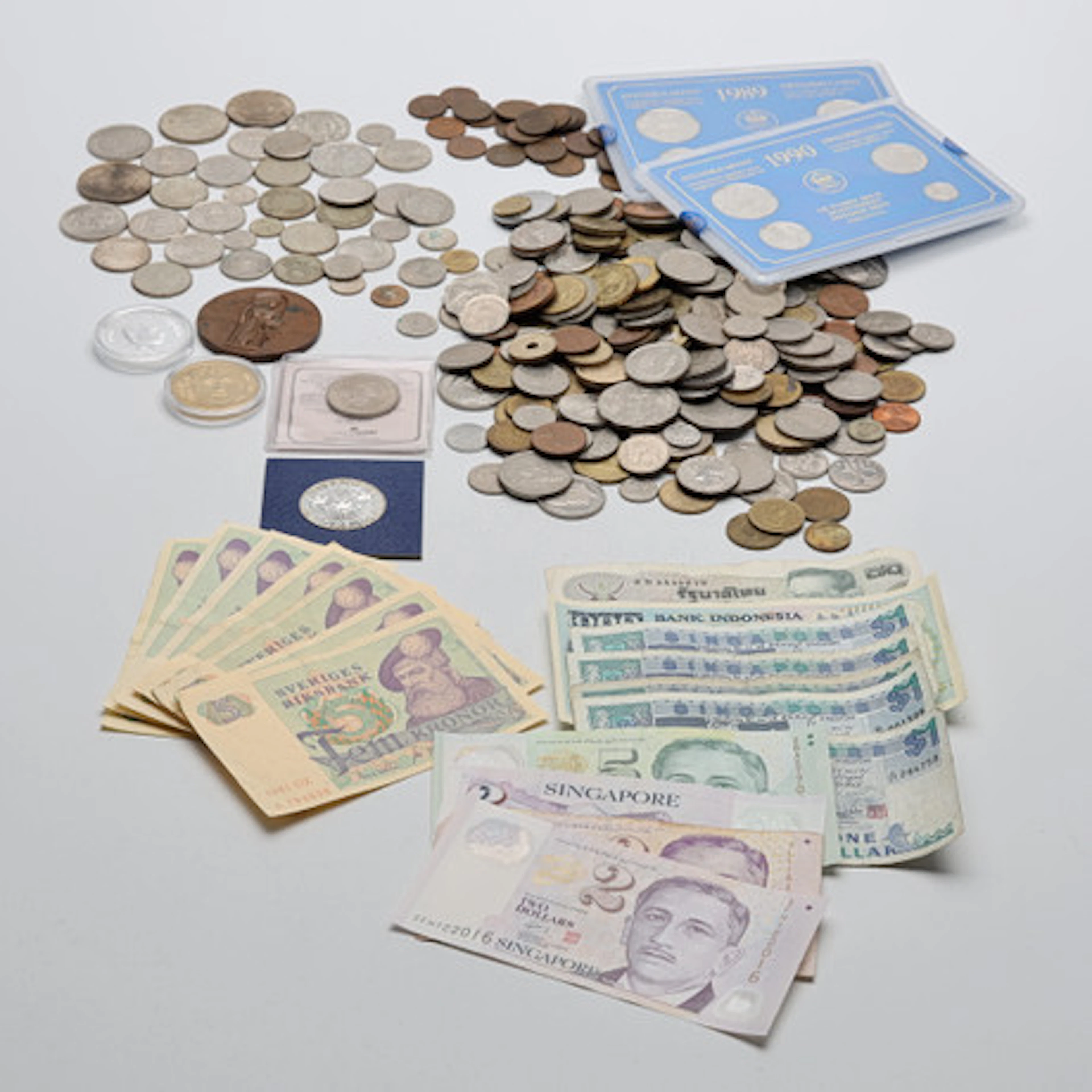 MYNT, svenska samt utländsk valuta.