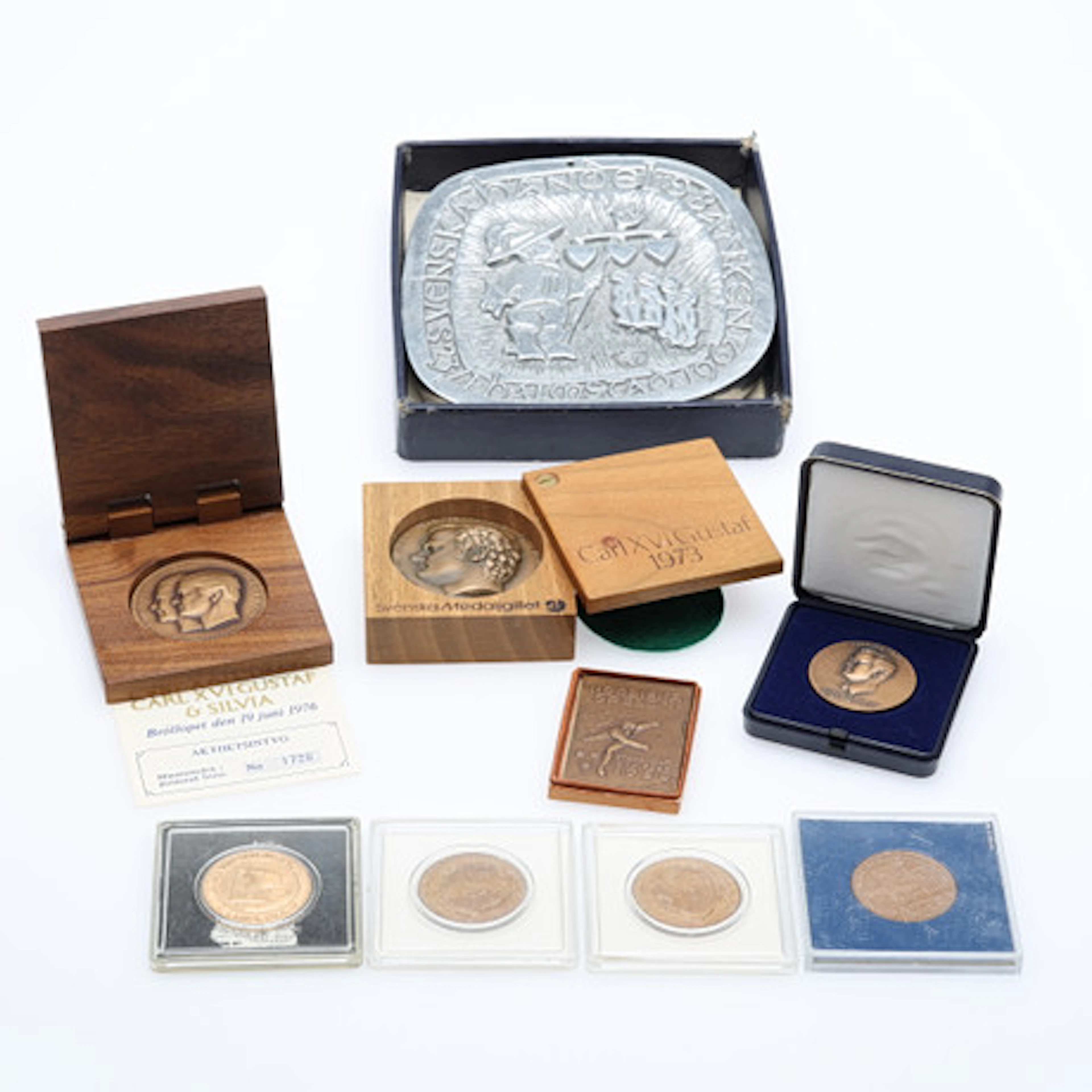 MEDALJER samt PLAKETT, 9 stycken.