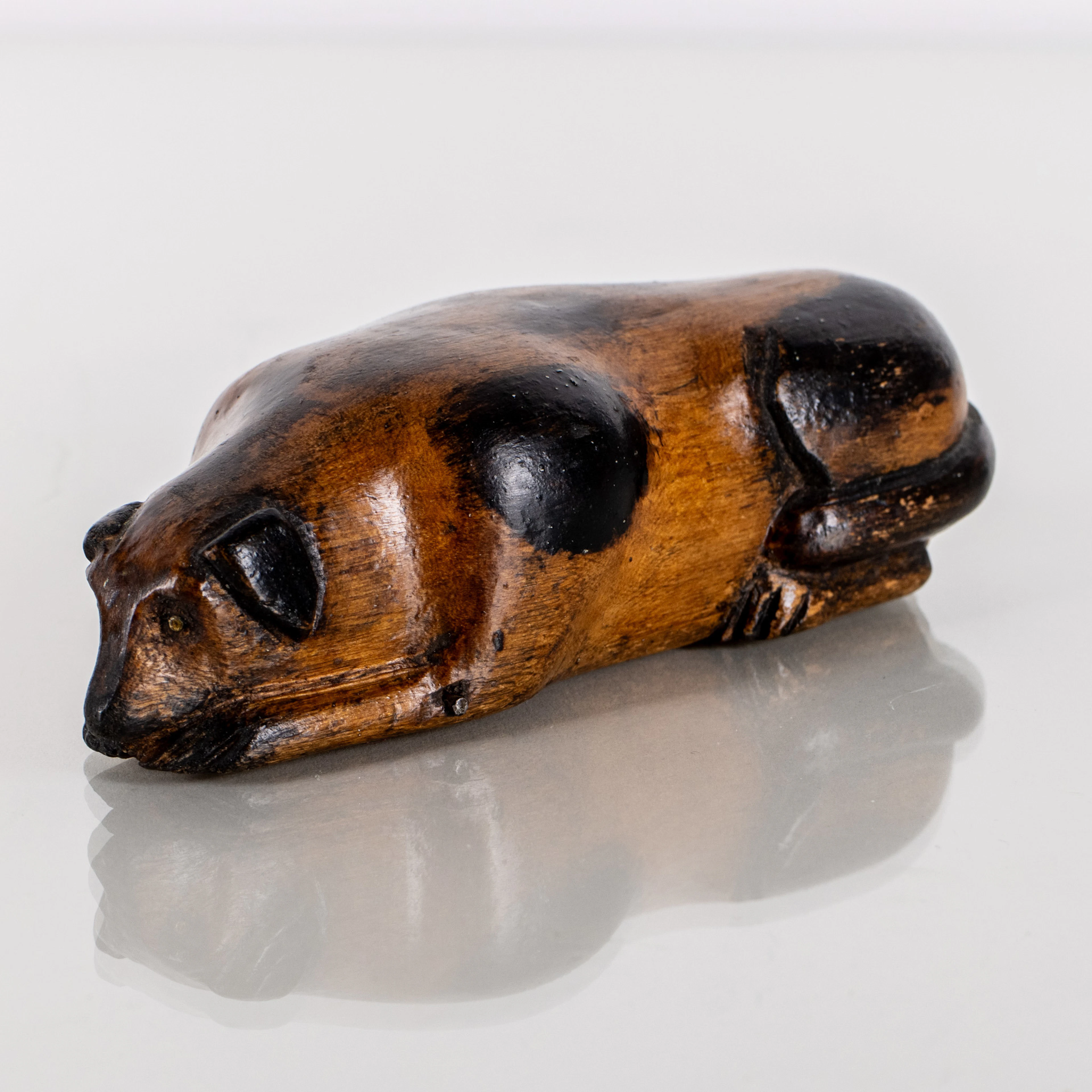 SNUSHUND, skuret trä, 1800-/1900-tal