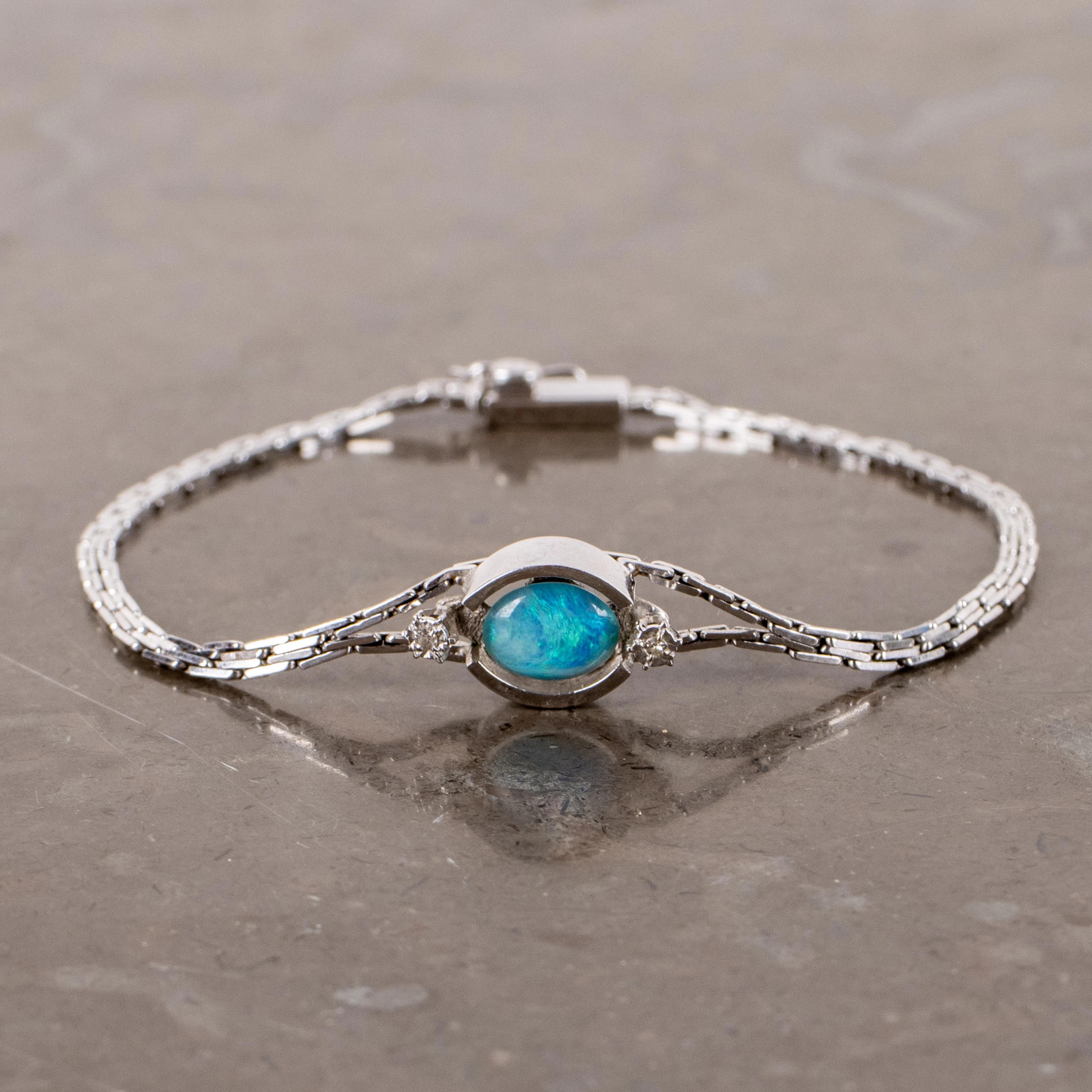 ARMBAND, 18k vitguld, med briljantslipade diamanter och opal, tot vikt ca 6 g