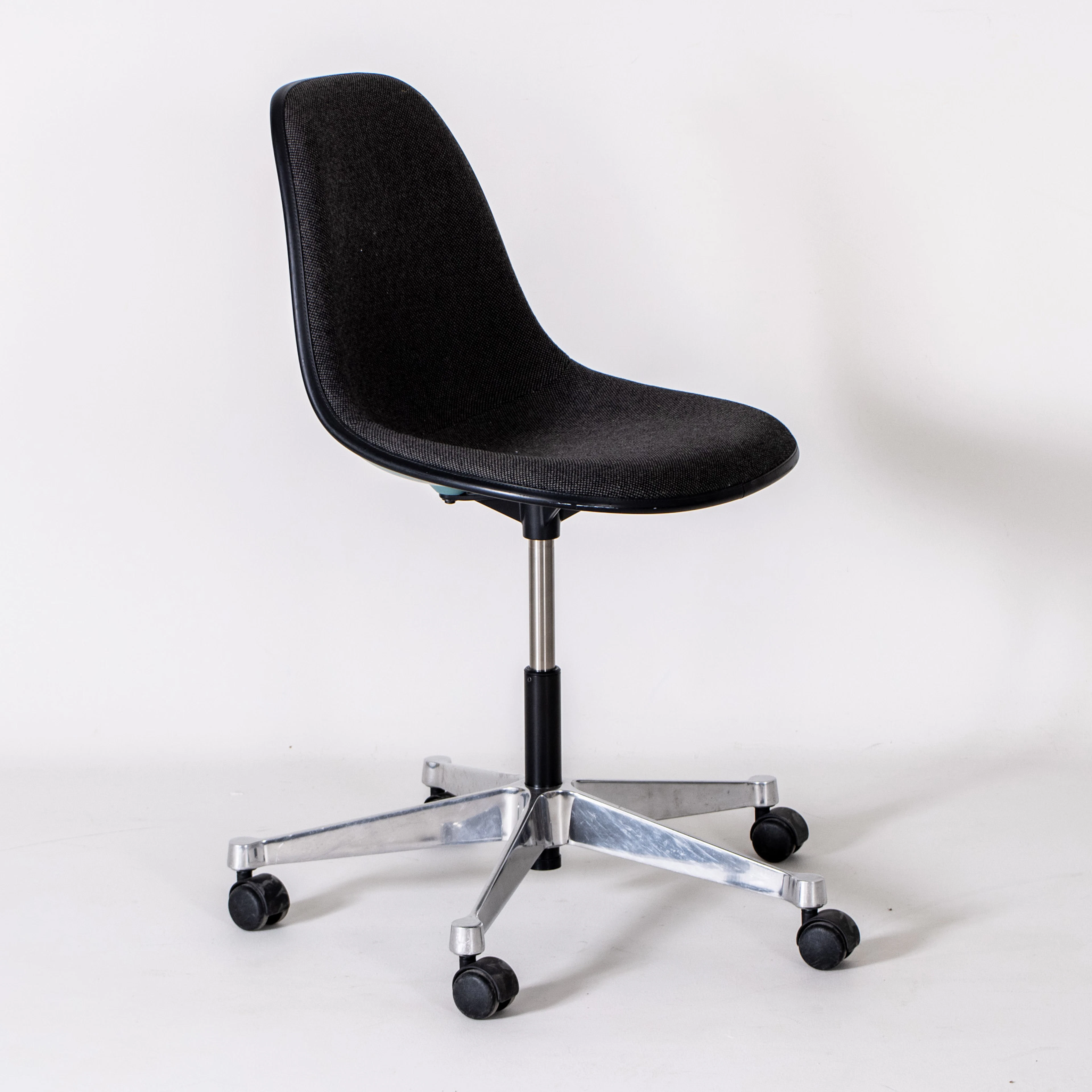 CHARLES RAY EAMES, skrivbordsstol, "Eames Classic Chair", Vitra, nutida