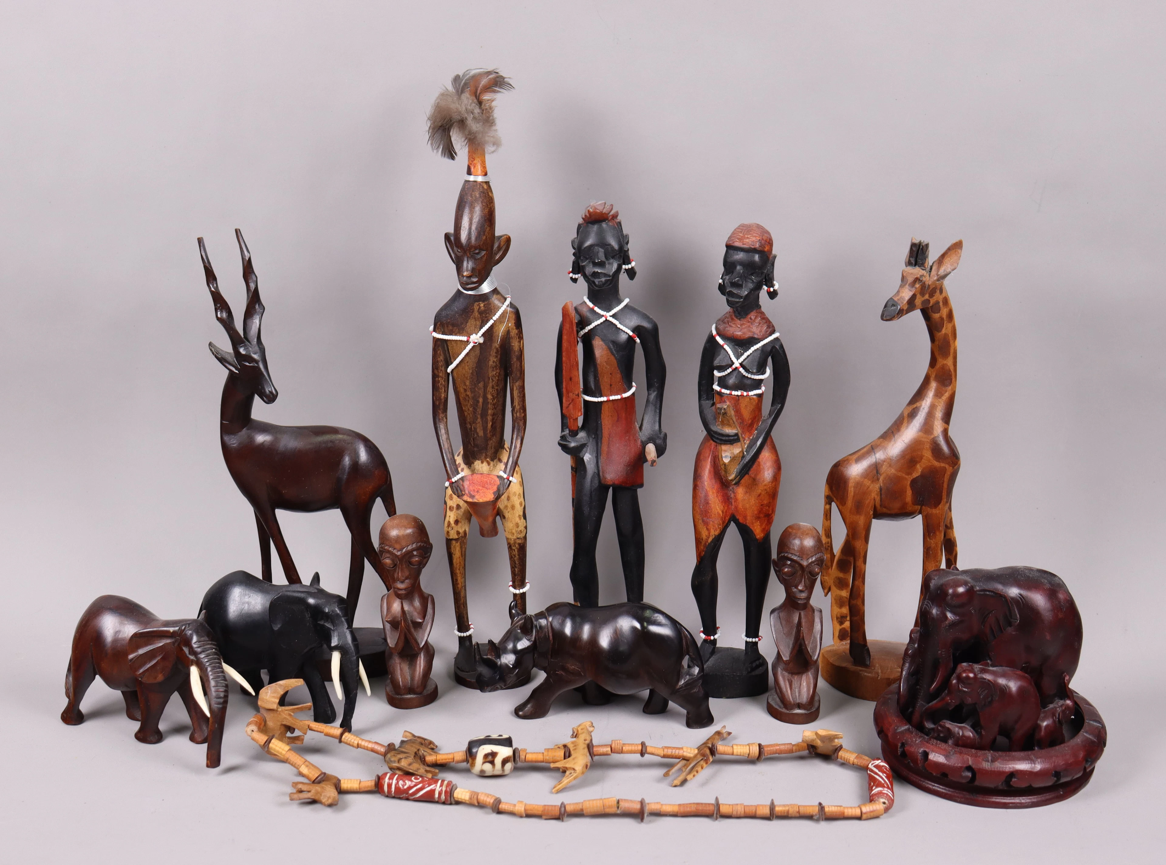 Afrikanska föremål, skulpturer, halsband, elefanter, noshörning mm