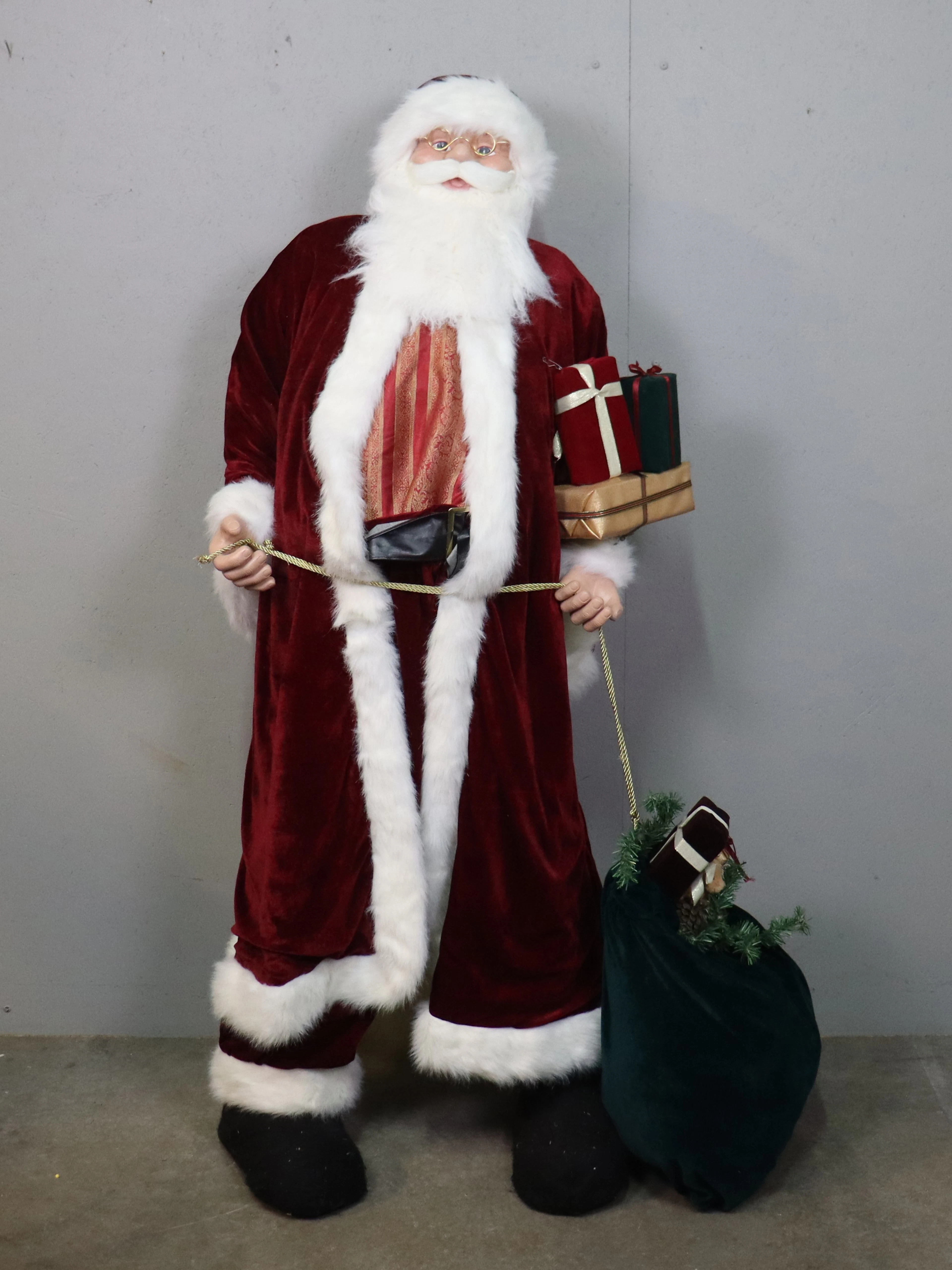 Stor jultomte med julklappssäck, naturlig storlek