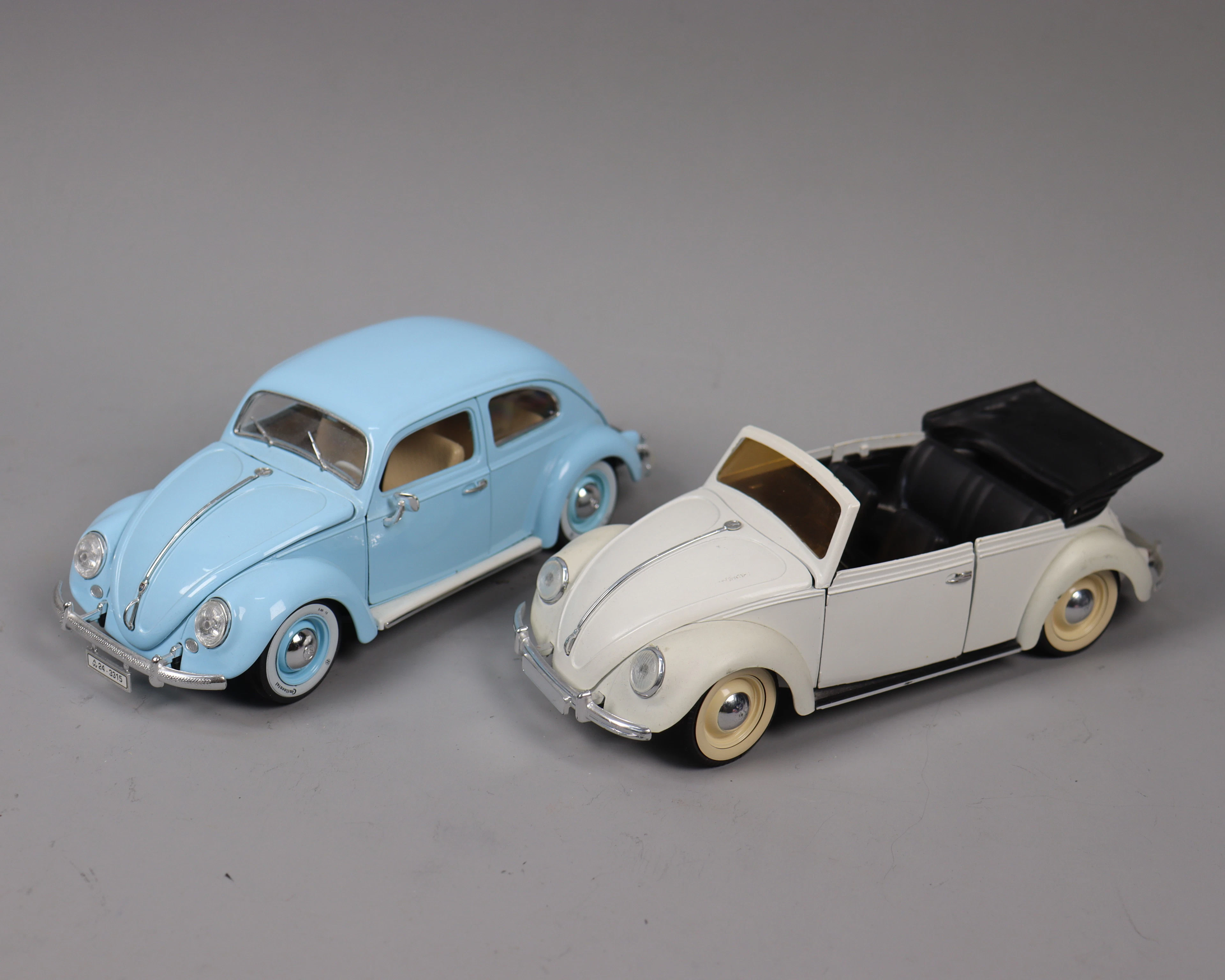 Burago, 1955 Volkswagen Beetle 1:18 samt Solido, 1949 Volksvagen Coccinelle 1:17