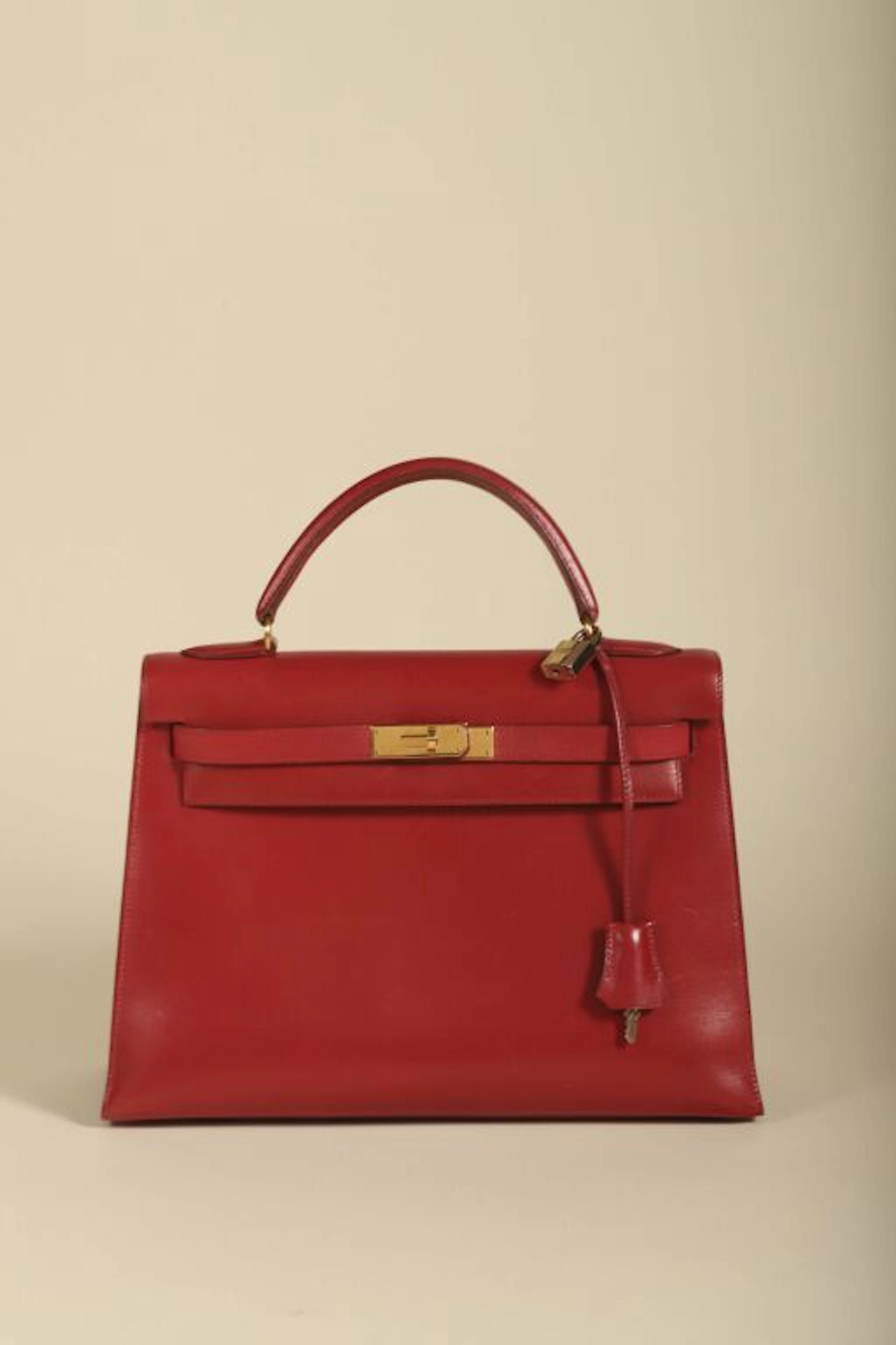 HERMÈS. Kelly 33 cm coral red box leather... - Lot 160 - Kâ-Mondo