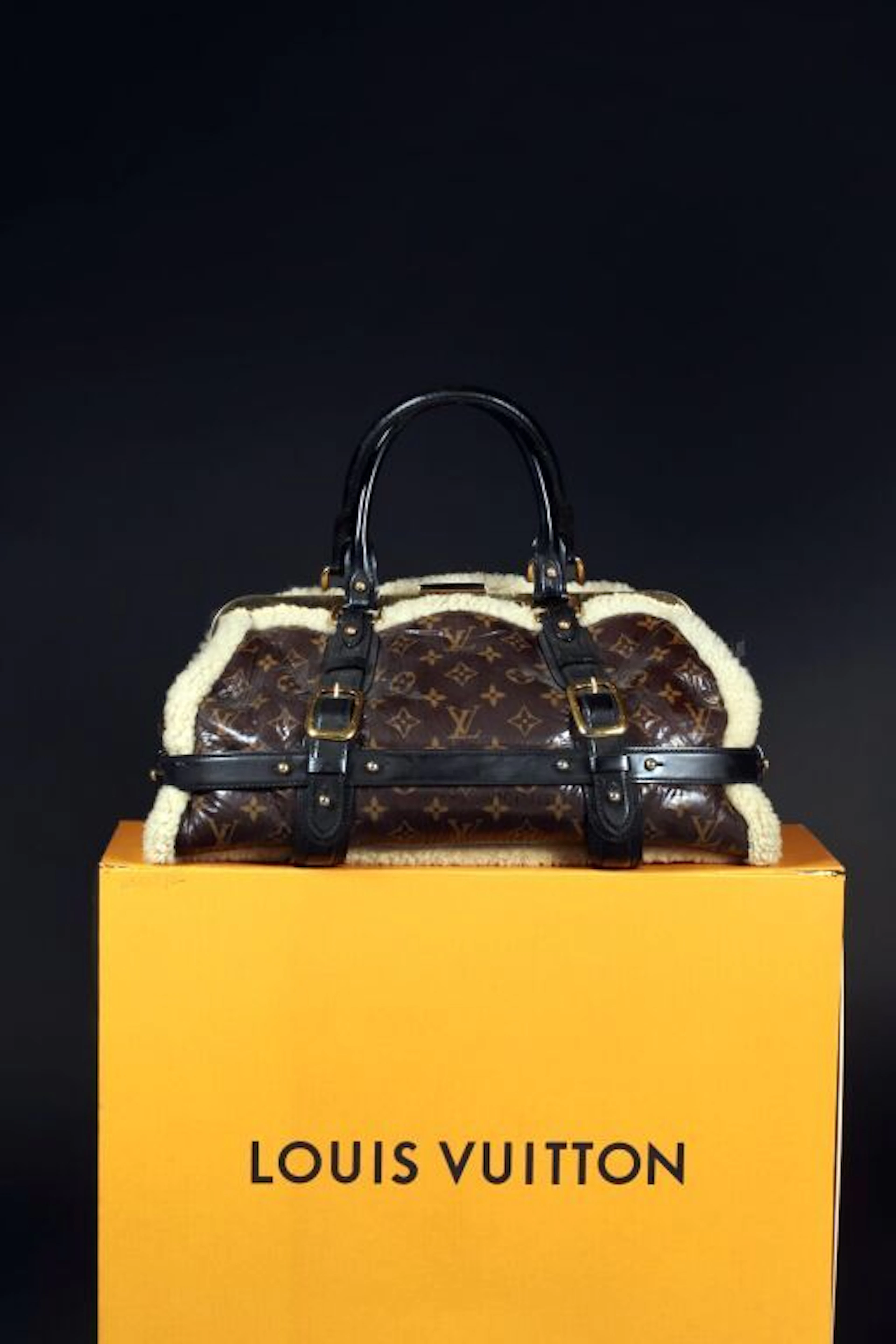 LOUIS VUITTON by Marc JACOBS. Rare Shearling... - Lot 164 - Kâ-Mondo
