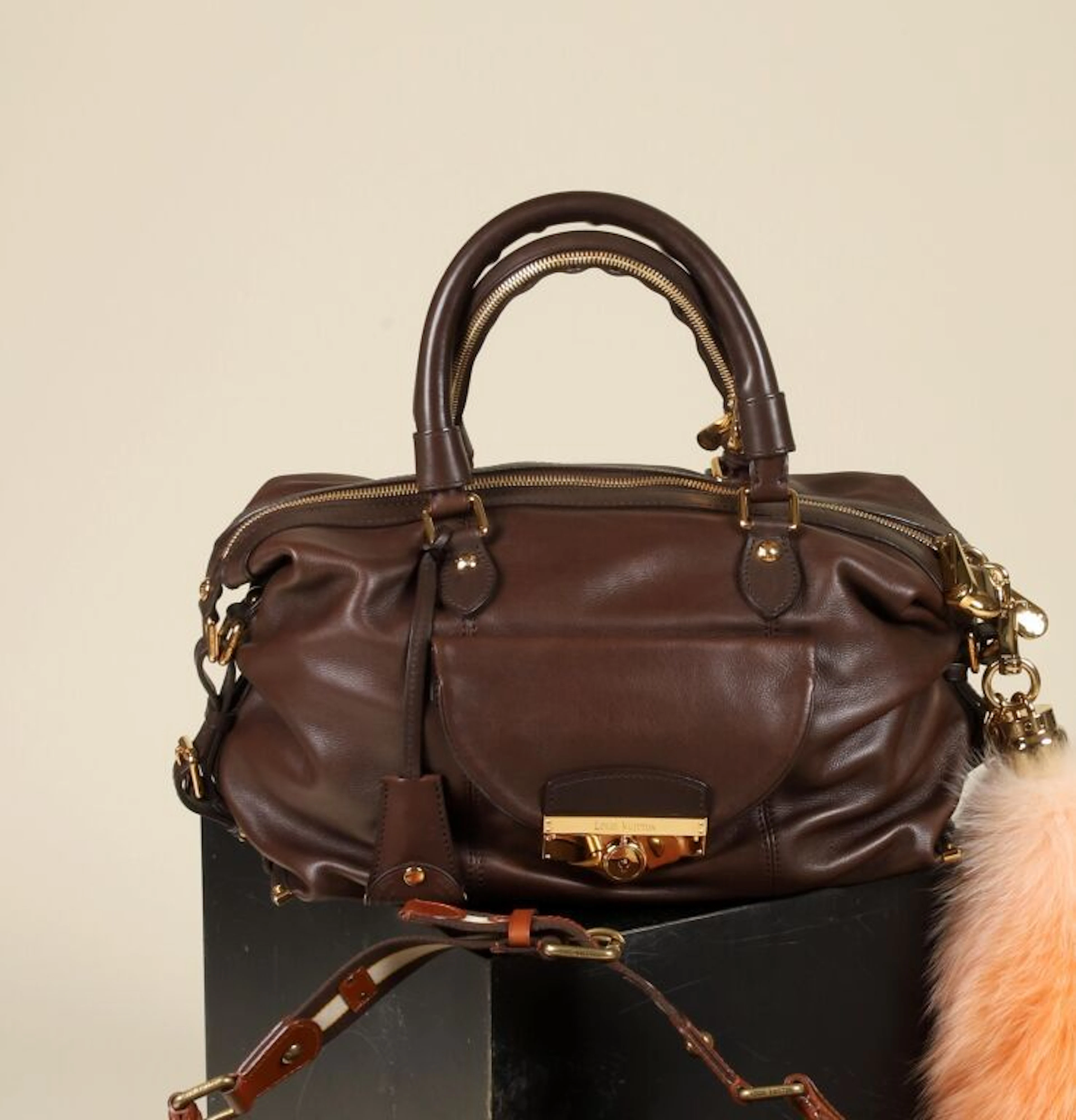 LOUIS VUITTON. Louis 34 cm bag special order... - Lot 165 - Kâ-Mondo