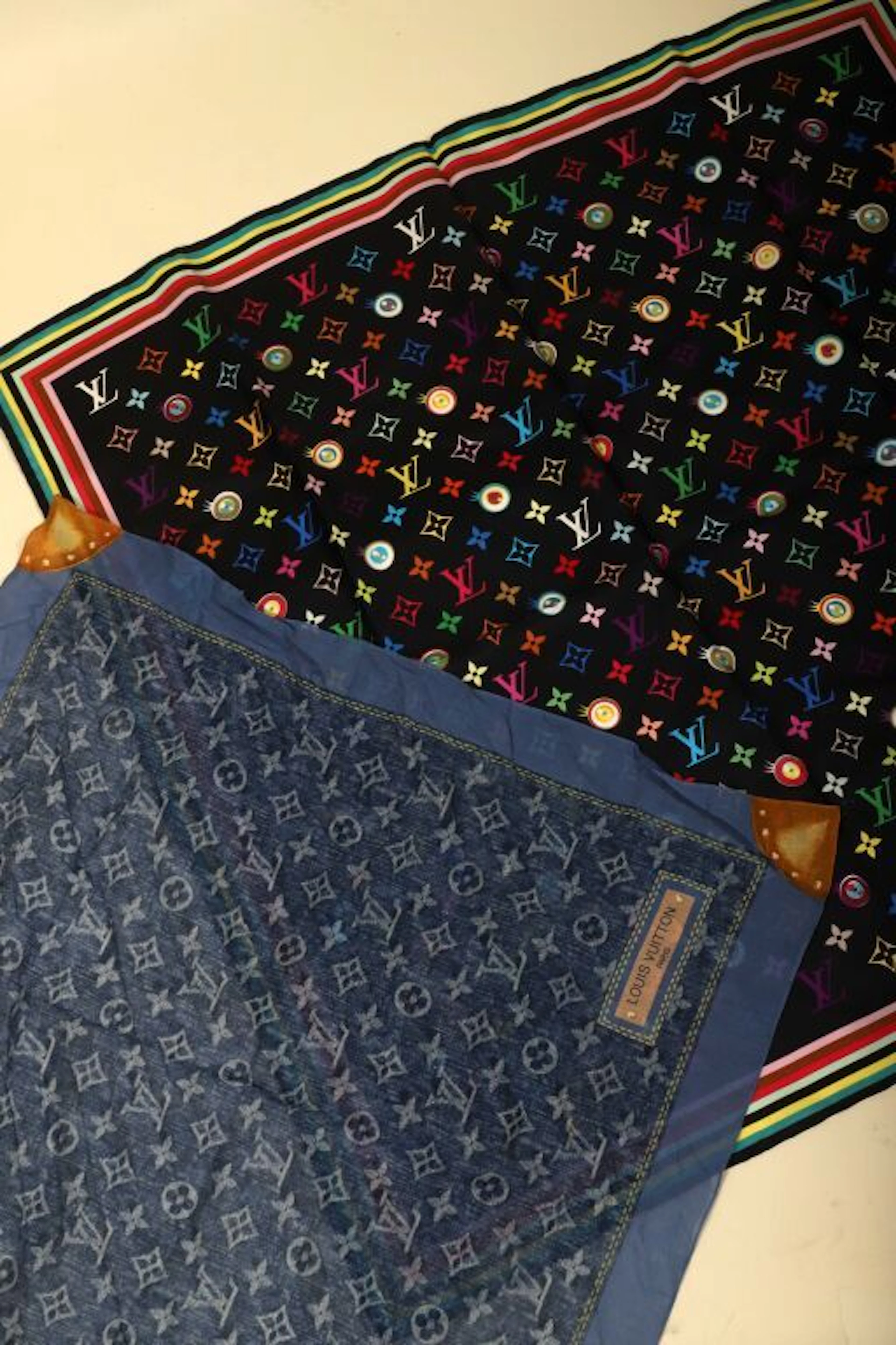 LOUIS VUITTON. Lot of two monogrammed silk... - Lot 196 - Kâ-Mondo