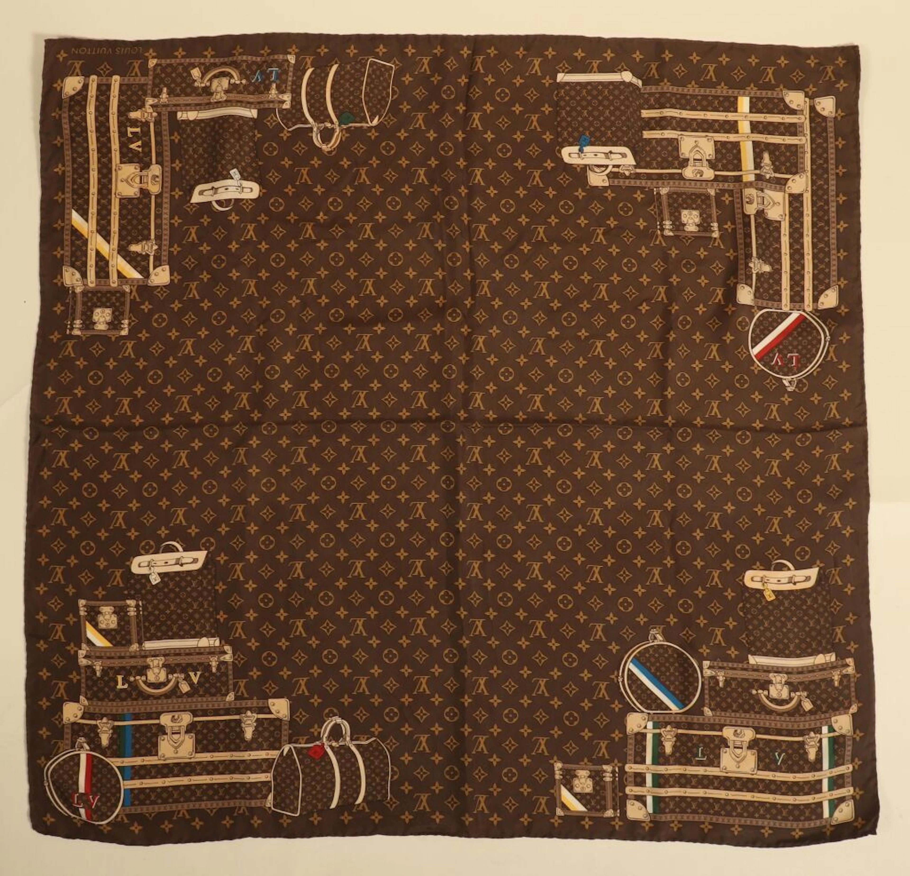 LOUIS VUITTON. Monogrammed printed silk scarf,... - Lot 197 - Kâ-Mondo