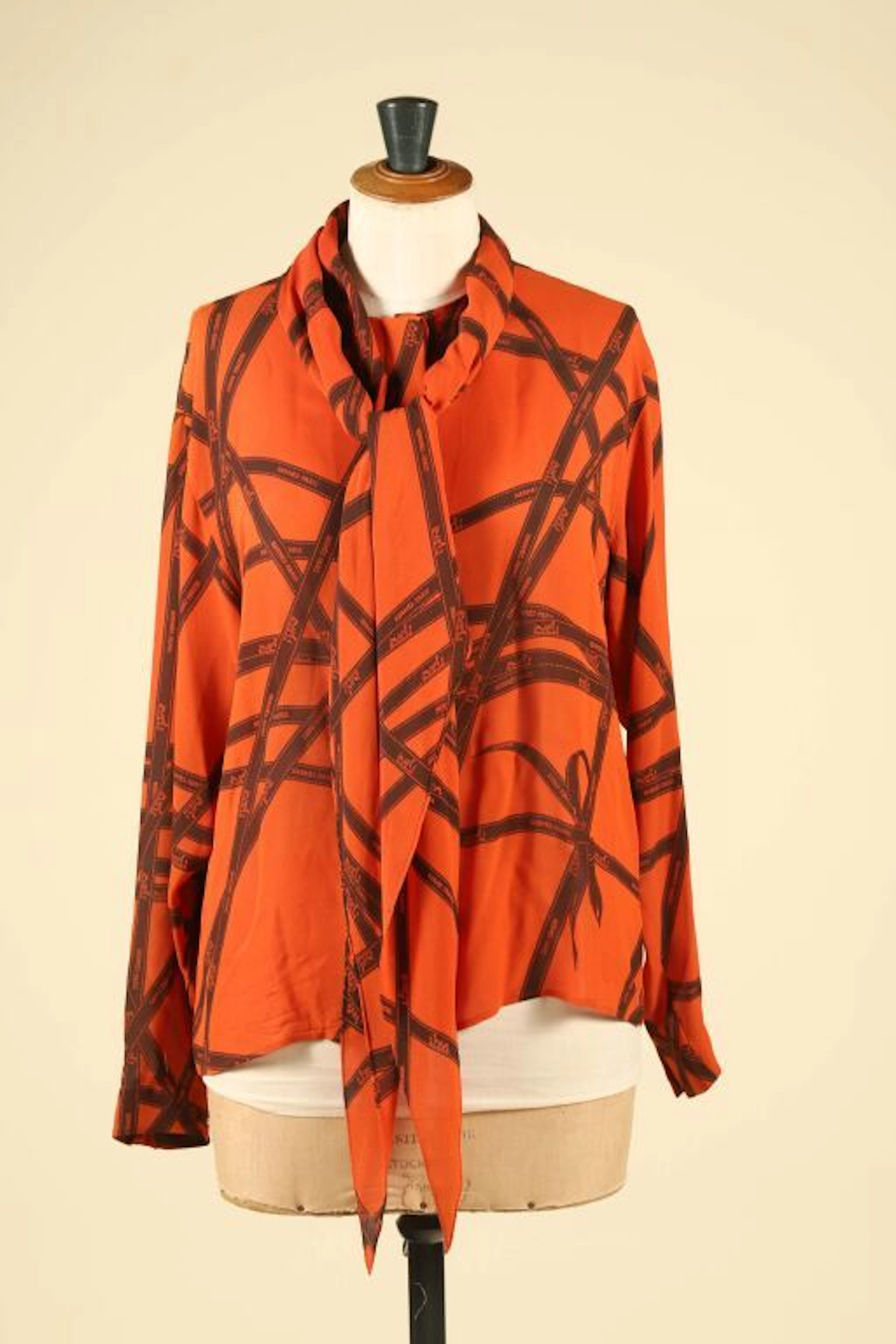 HERMÈS. Blouse and matching detachable lavallière,... - Lot 230 - Kâ-Mondo