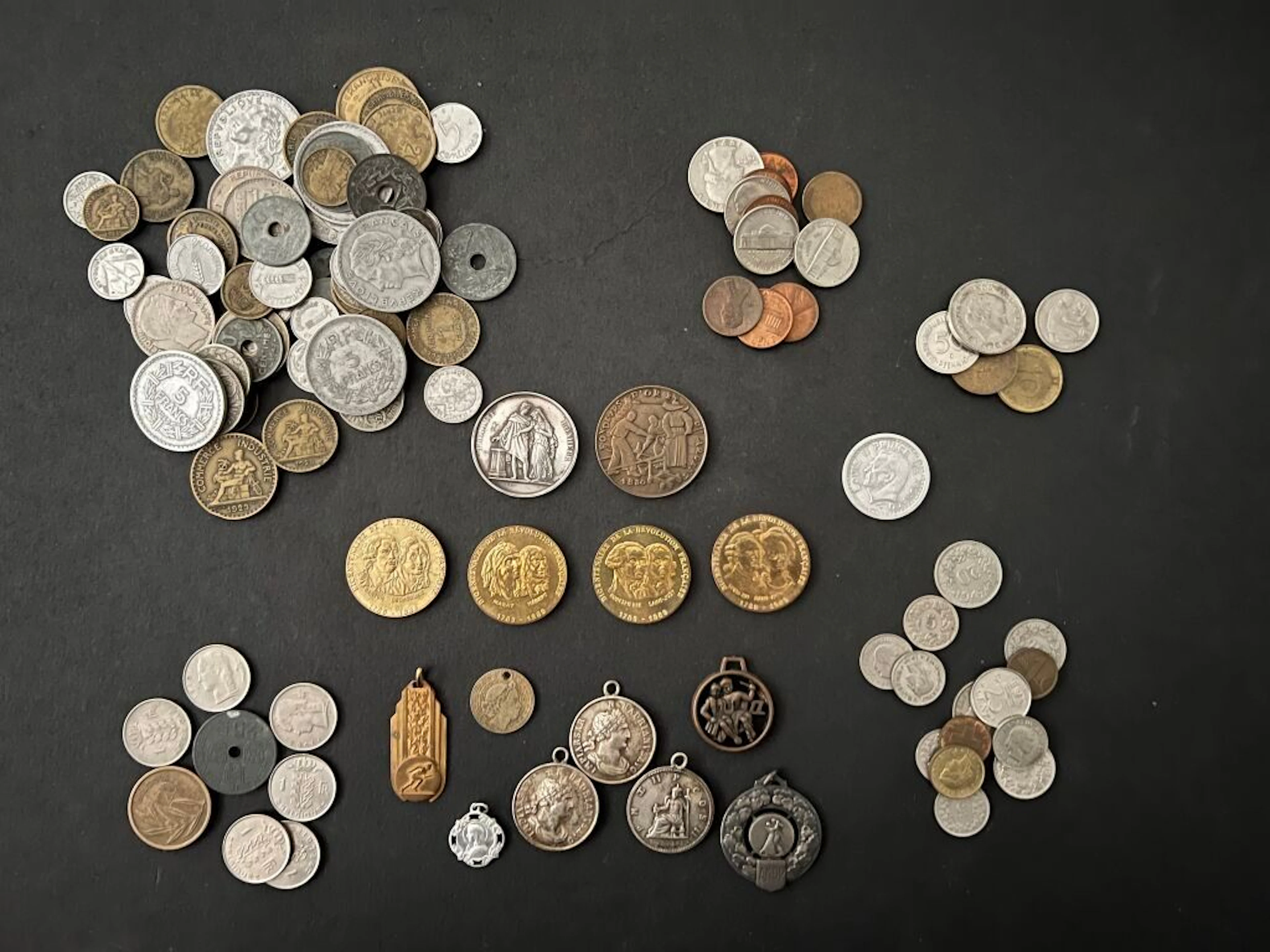 Medals and coins in silver and various metals: -... - Lot 24 - Kâ-Mondo