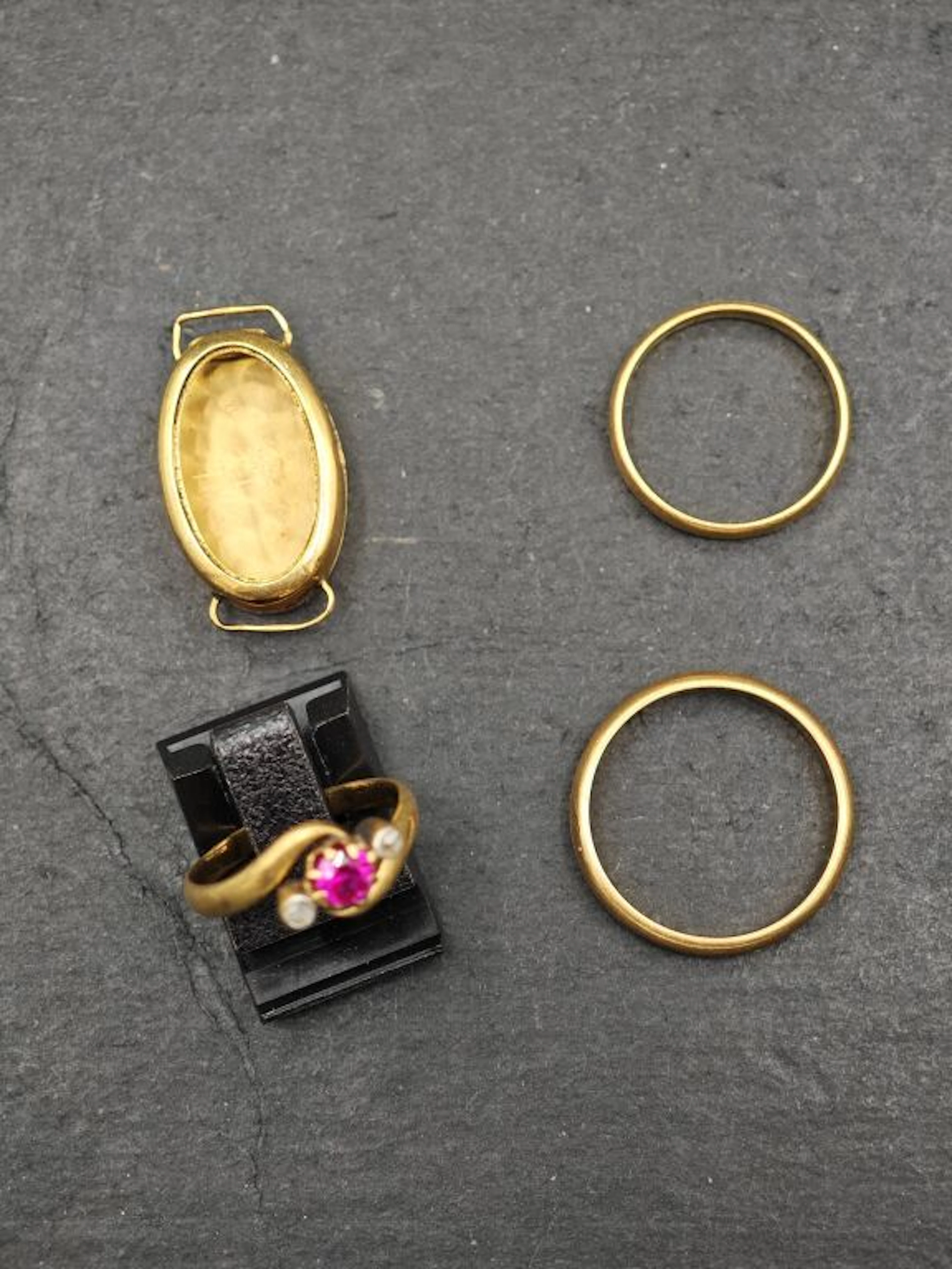 Lot in gold 750‰ comprising two wedding bands,... - Lot 72 - Kâ-Mondo