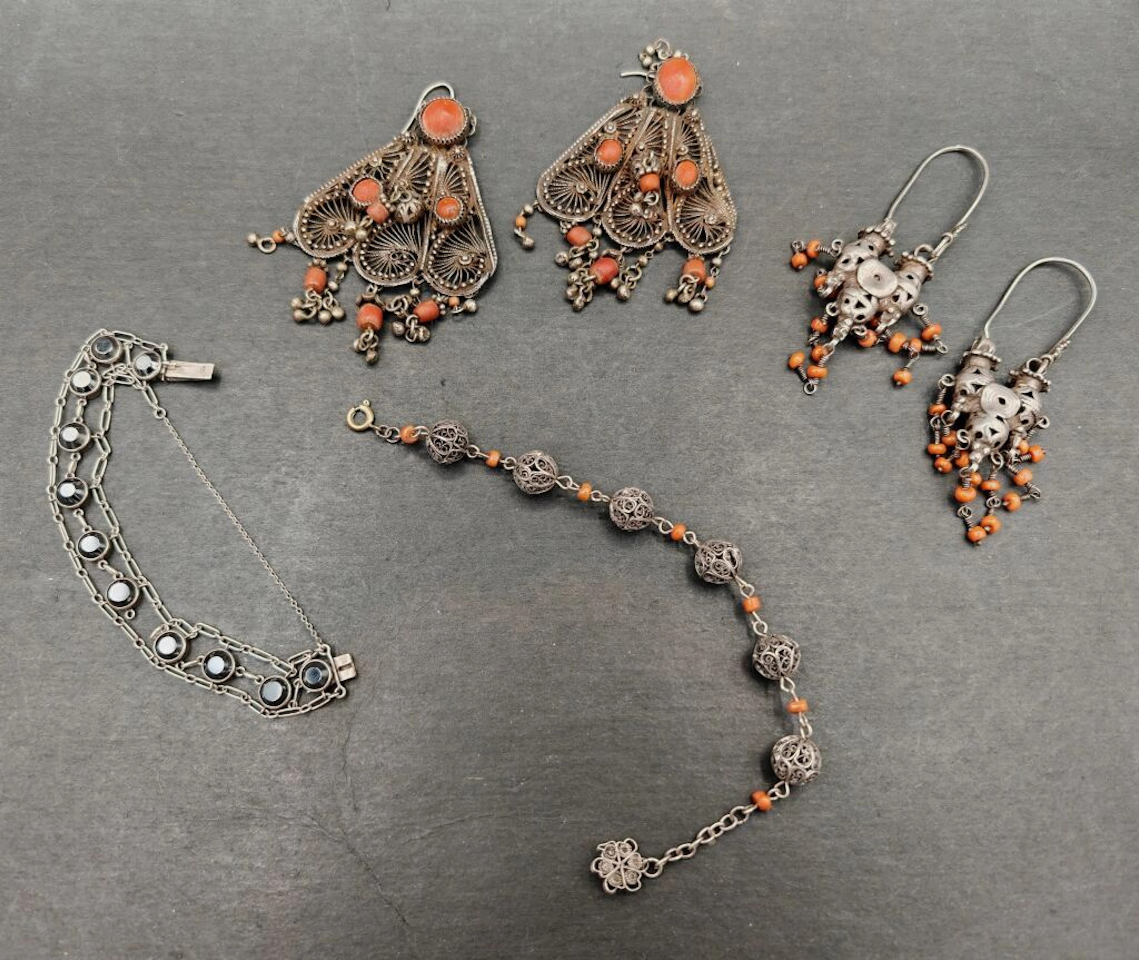 Silver 800‰ set comprising: - a pair of ear... - Lot 138 - Kâ-Mondo