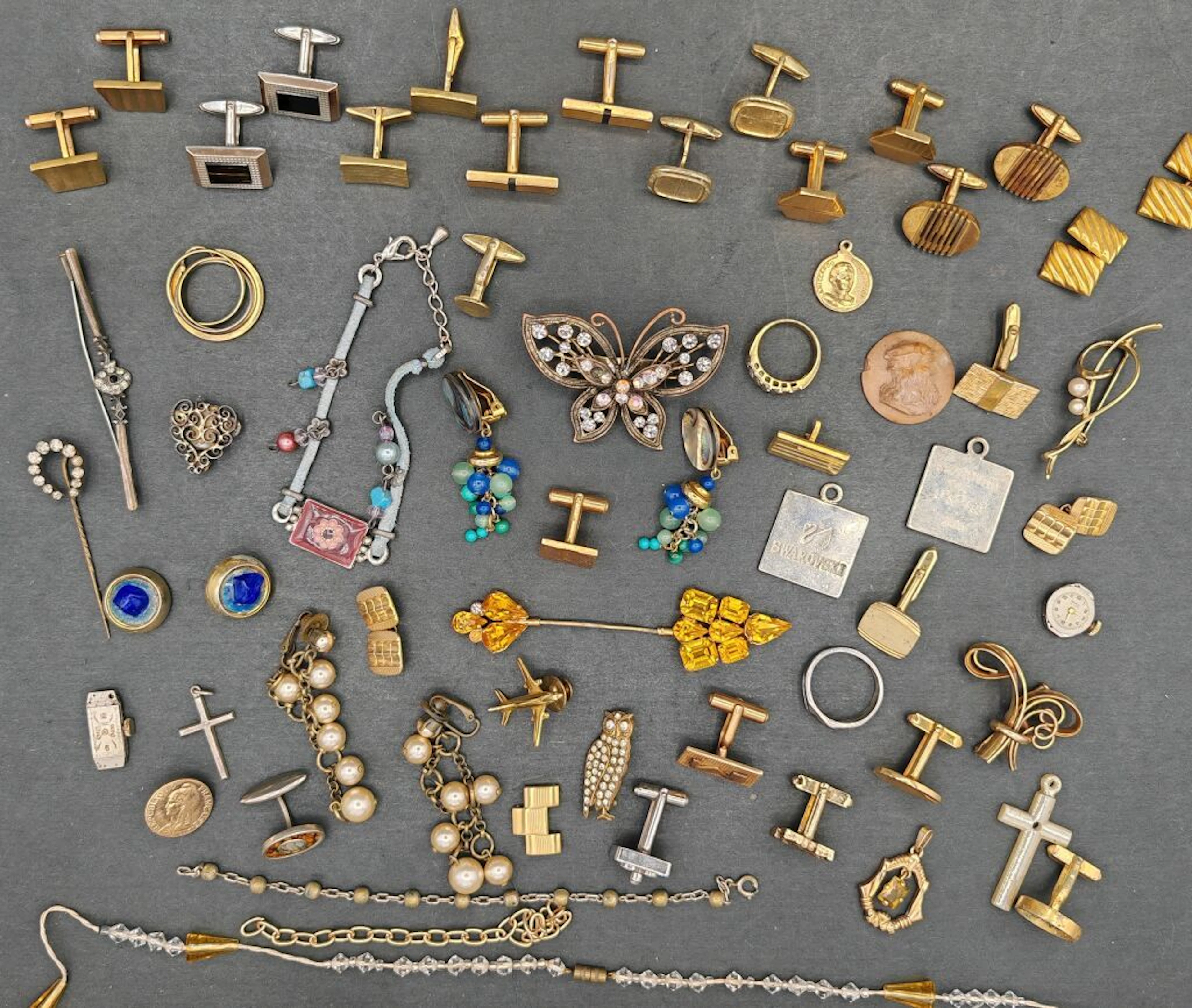A buffet of costume jewelry and miscellaneous... - Lot 253 - Kâ-Mondo