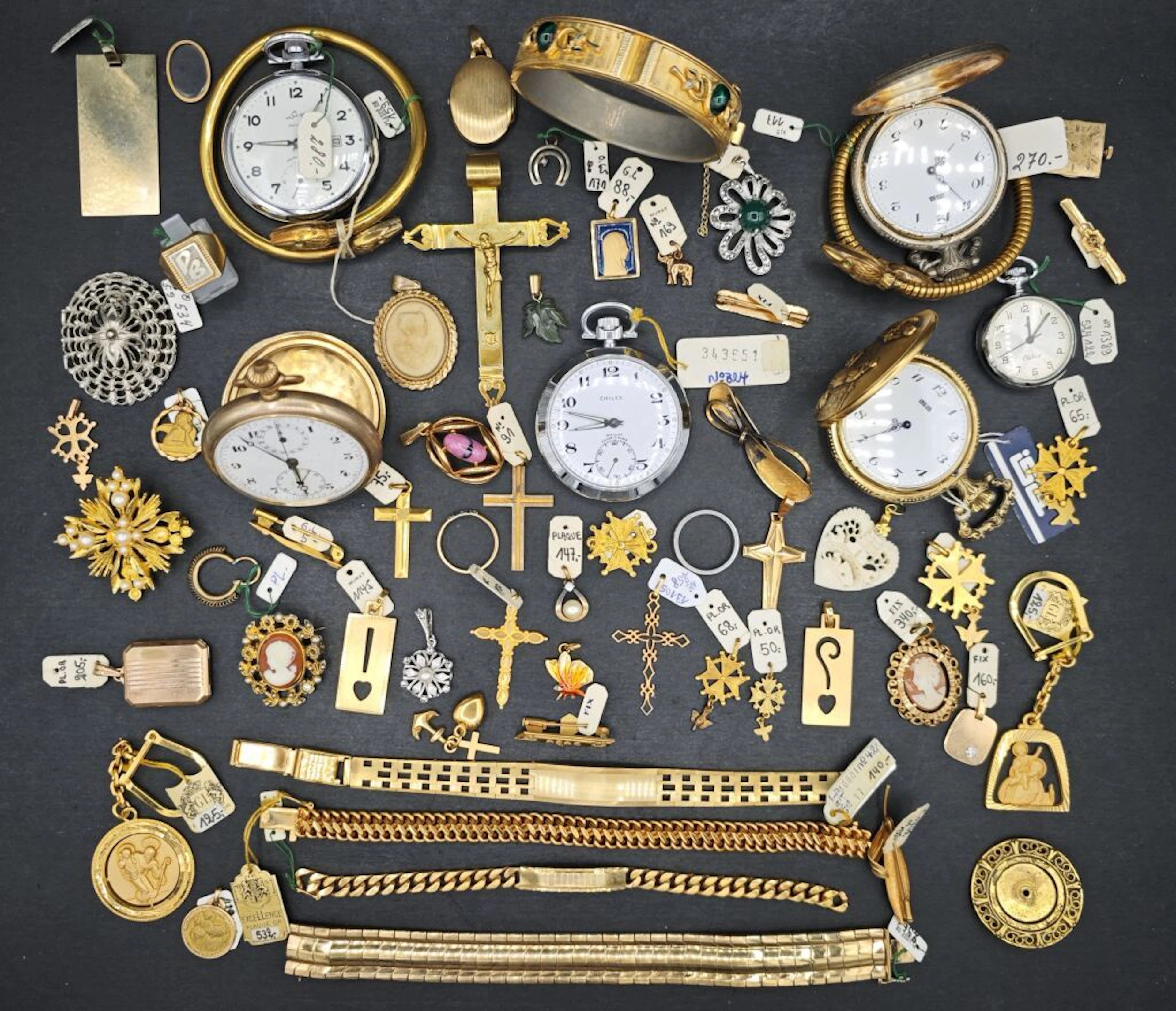 Large lot of costume jewelry including a... - Lot 255 - Kâ-Mondo