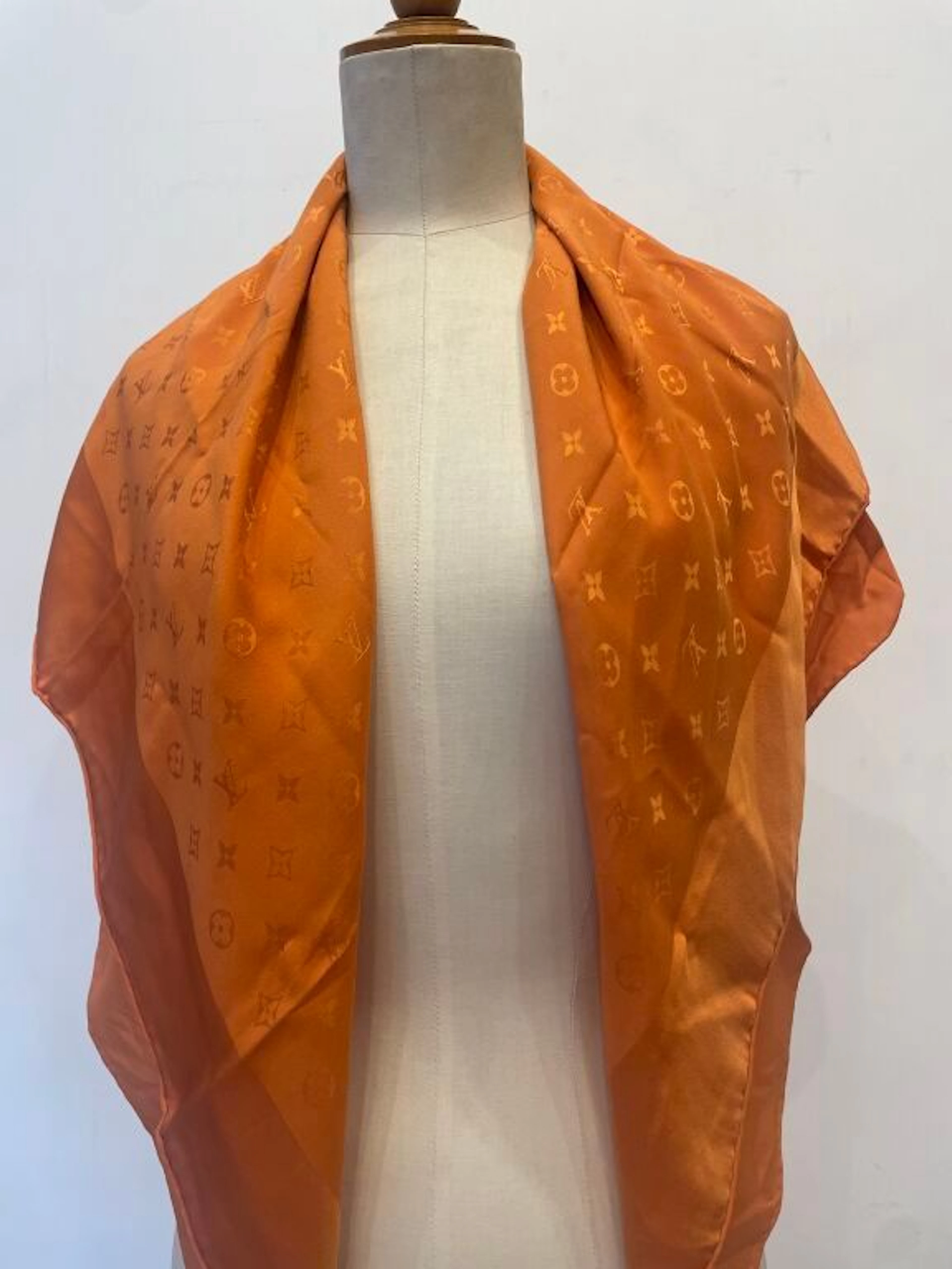LOUIS VUITTON. Lot including: - A square... - Lot 296 - Kâ-Mondo