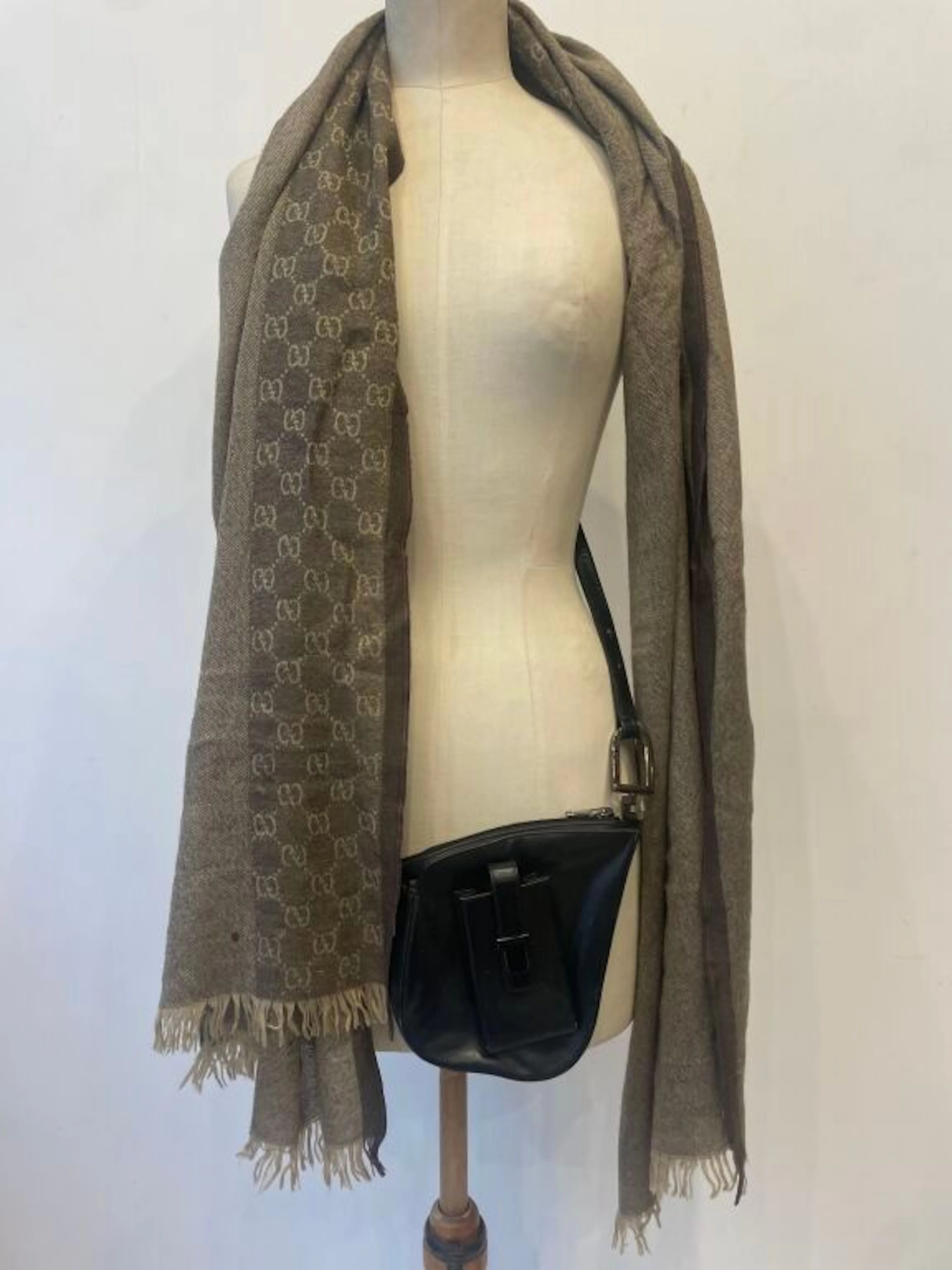 Unisex set including: -GUCCI. Monogrammed... - Lot 309 - Kâ-Mondo