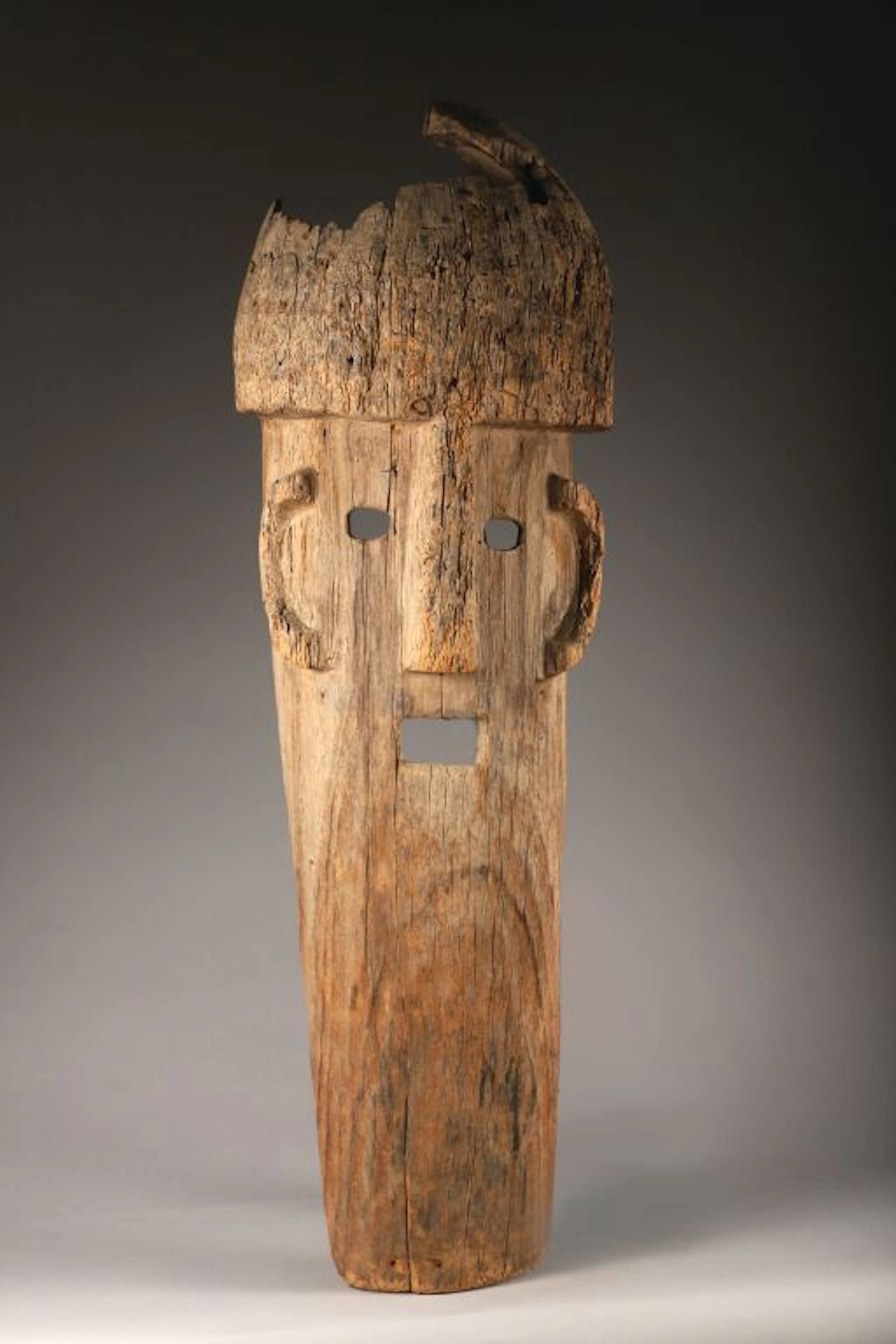 Large and rare hardwood mask with faded patina. - Lot 170