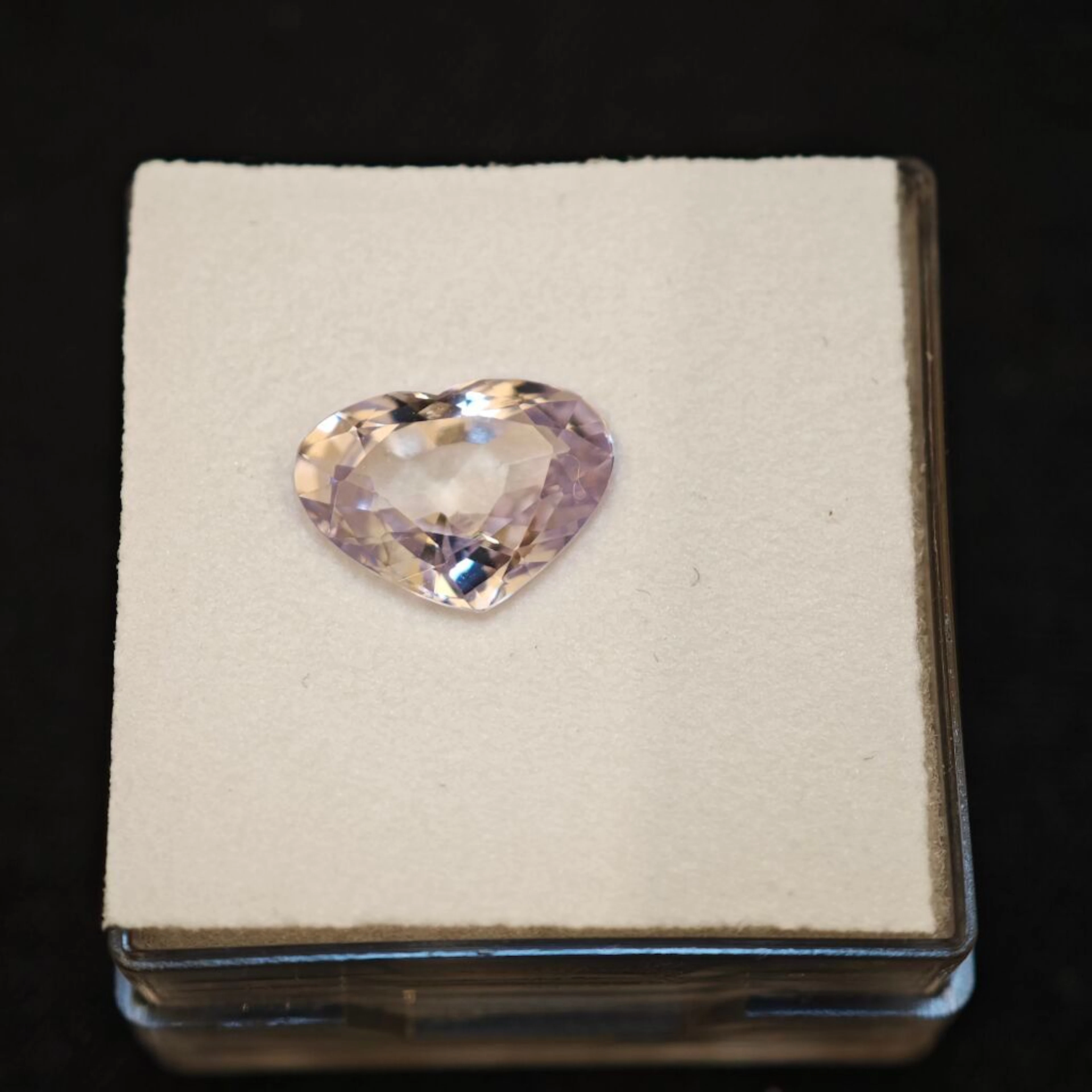 Heart-shaped purple sapphire, weighing 2.93 cts. - Lot 38