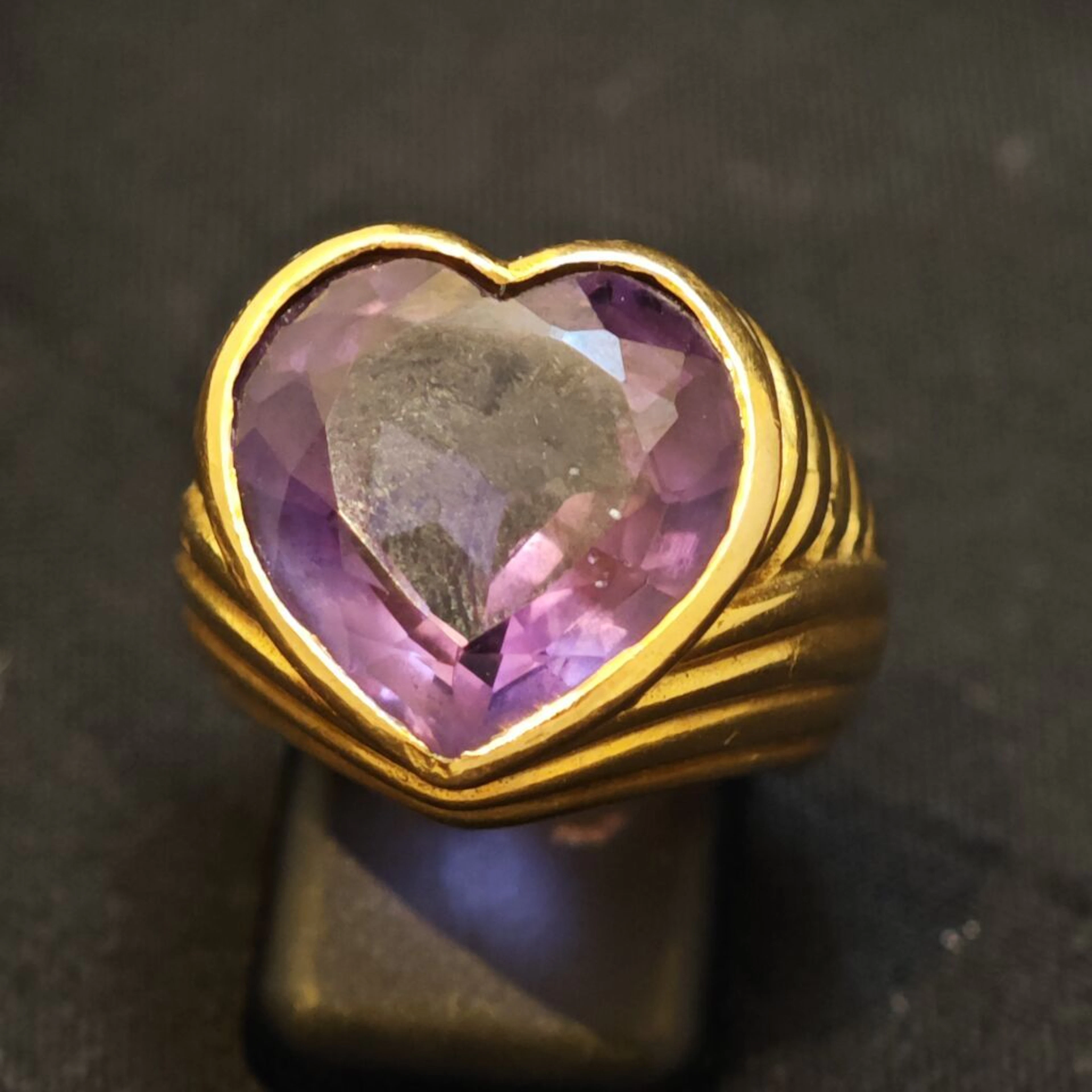 Yellow gold ring set with a heart-shaped amethyst on gadroon - Lot 54