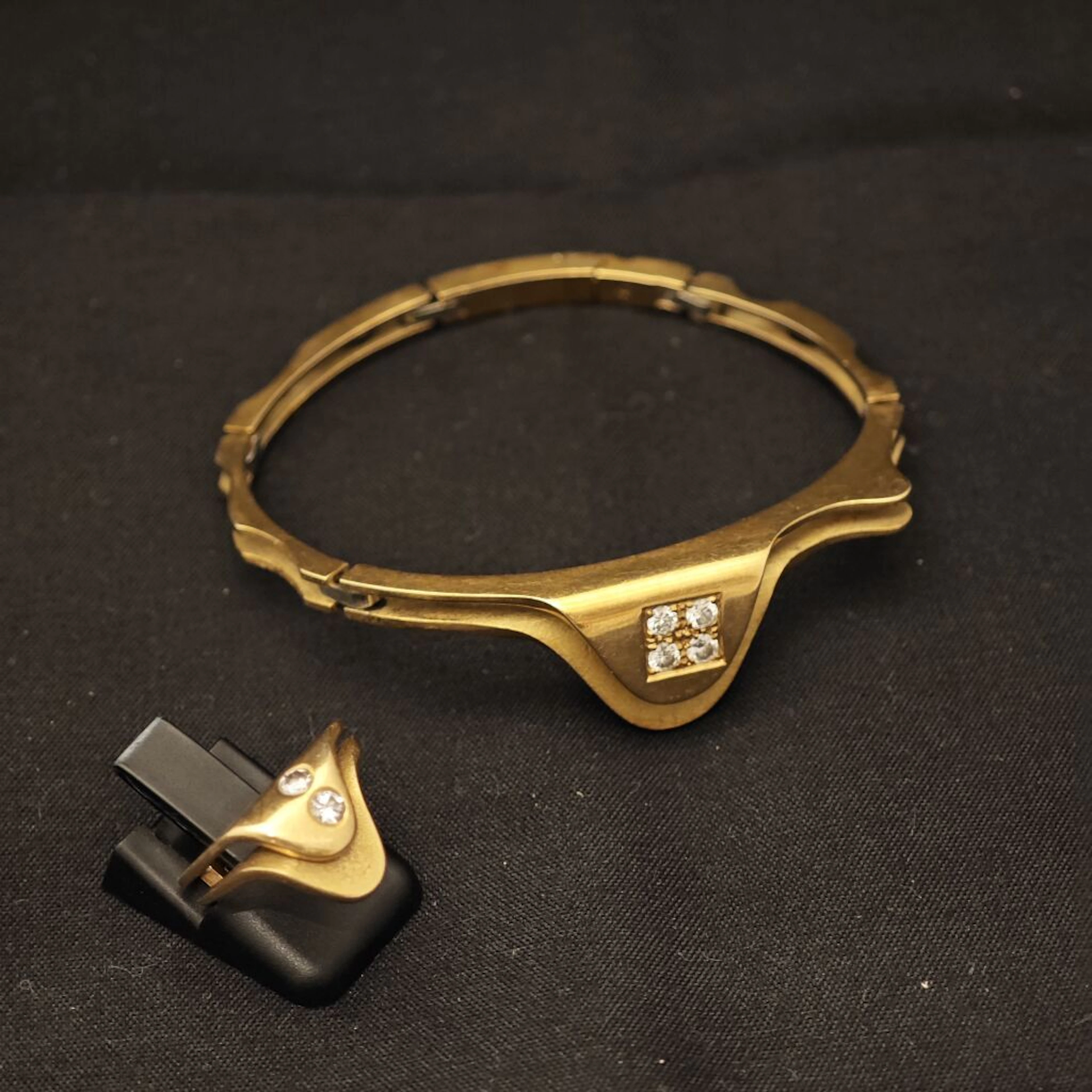 Half-set in yellow gold 750‰ consisting of an articulated mo - Lot 55