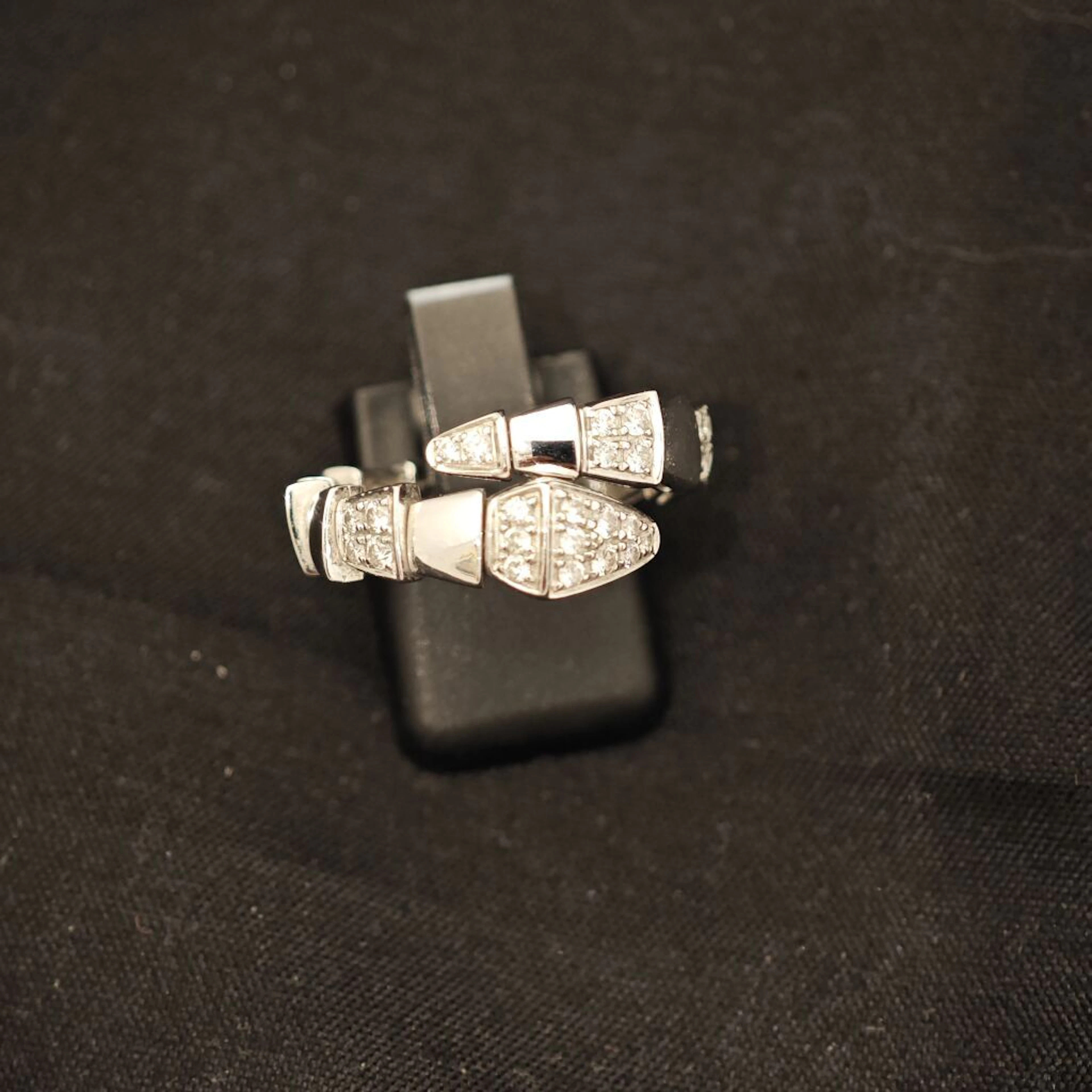 Open flexible ring in 750‰ white gold featuring a snake, the - Lot 69