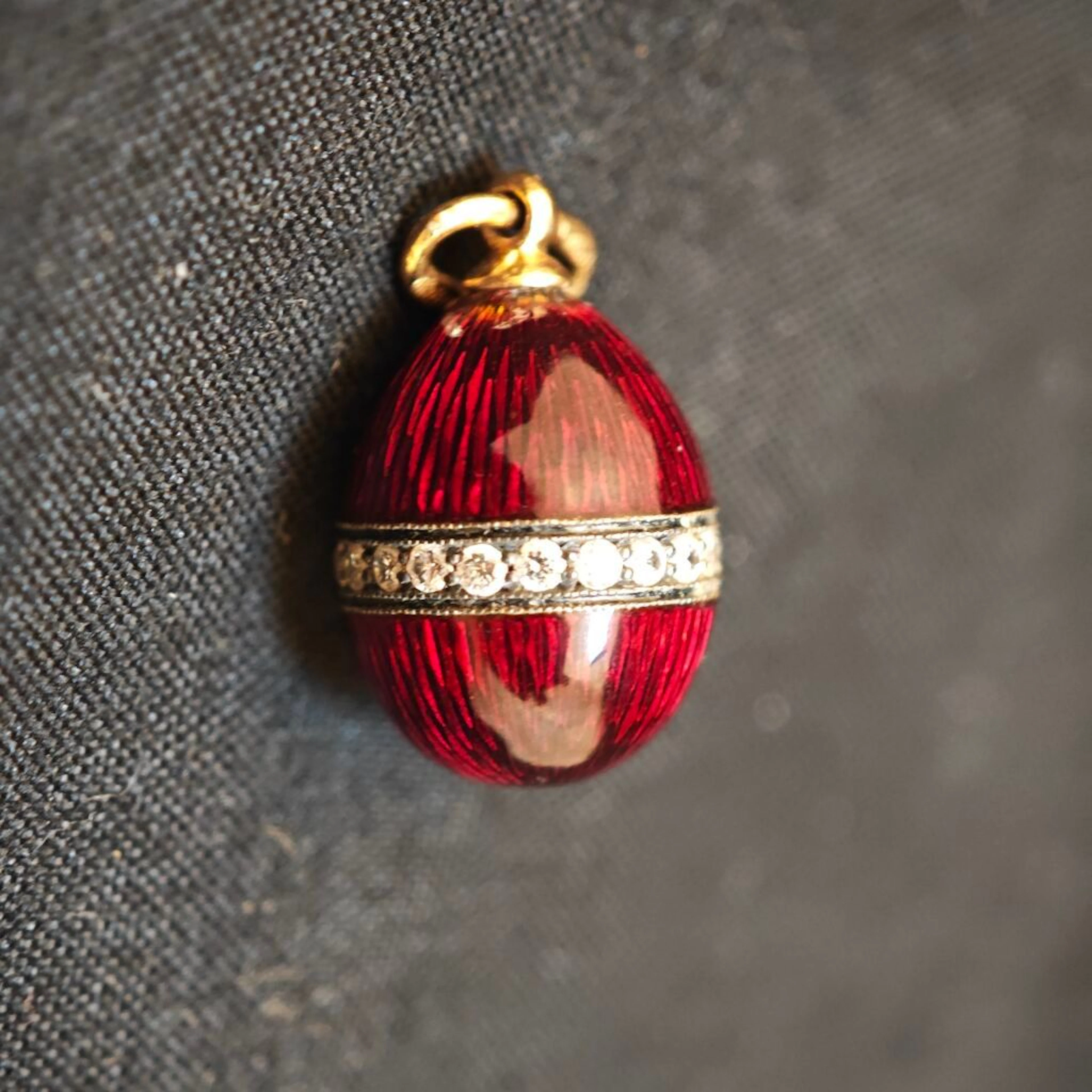 Yellow gold 750‰ pendant, red enamel (acc.) enhanced with a - Lot 74