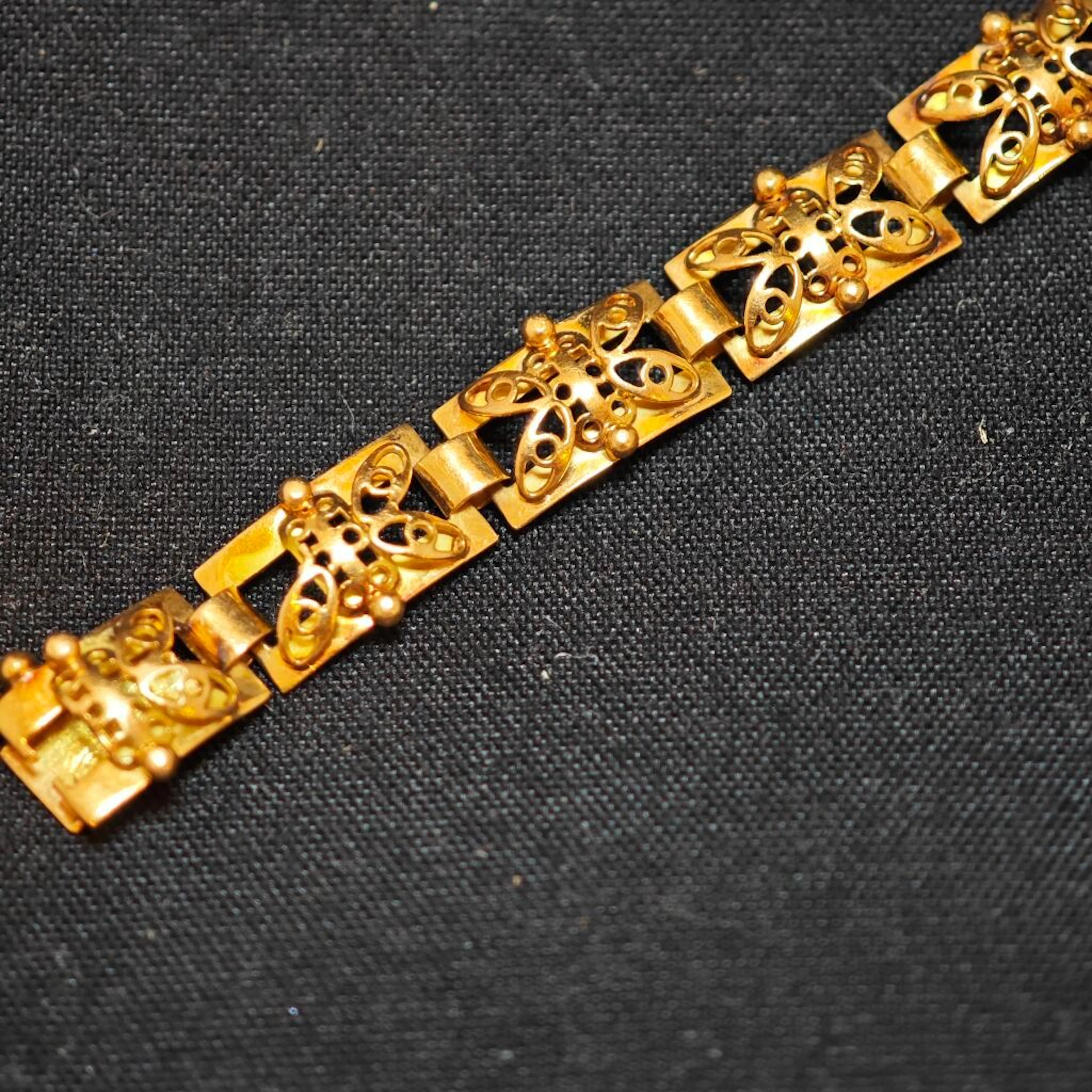 Articulated bracelet in yellow gold 750‰ composed of curved - Lot 82