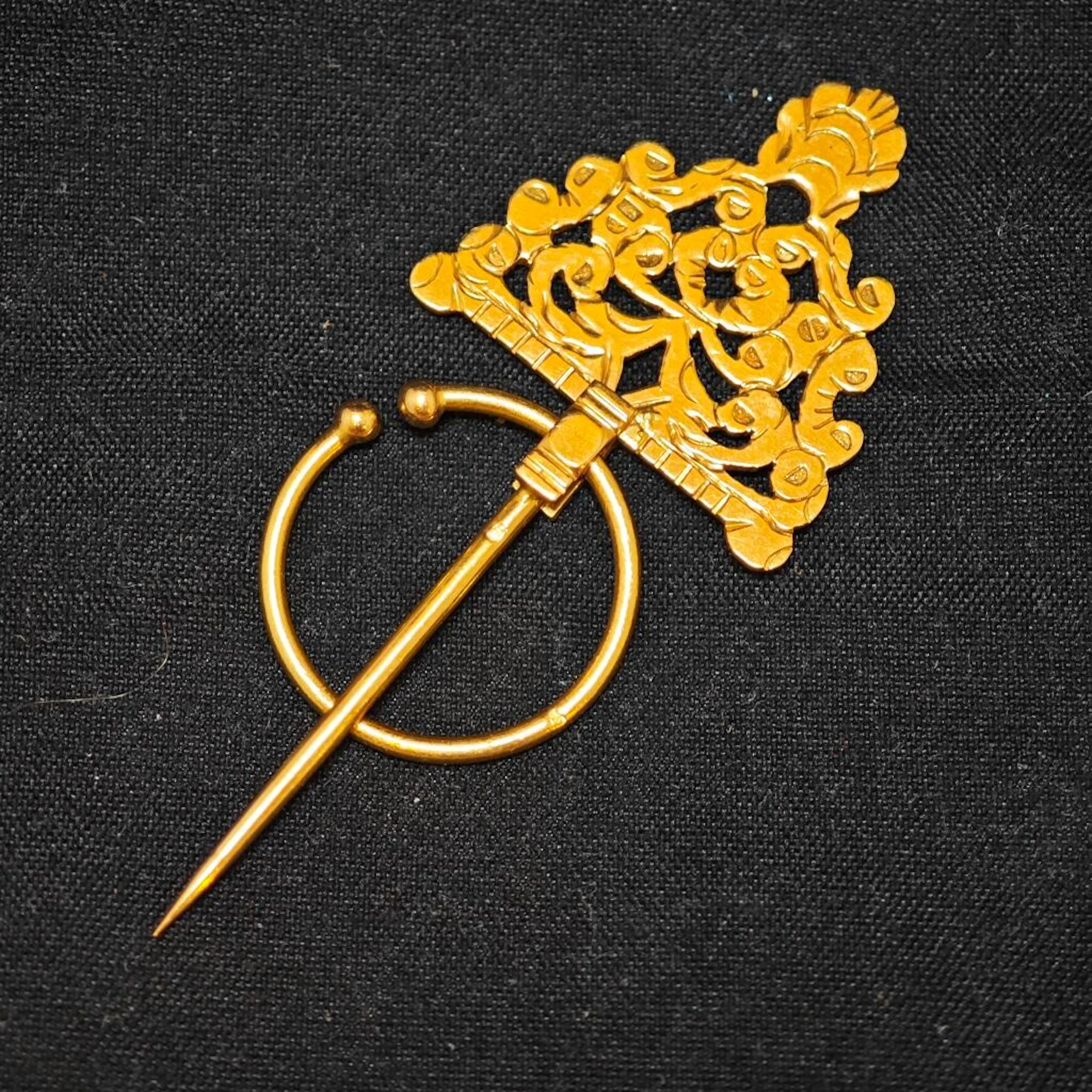 Yellow gold 750‰ pierced fibula. - Lot 83